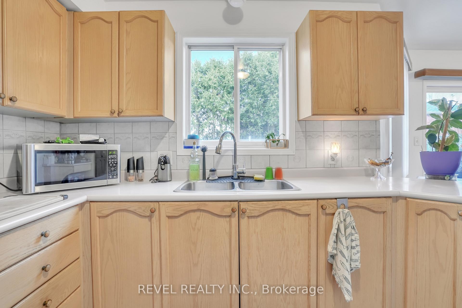 Photo 9 of 1 Farmstead Crescent, Barrie, Holly — HOMEH