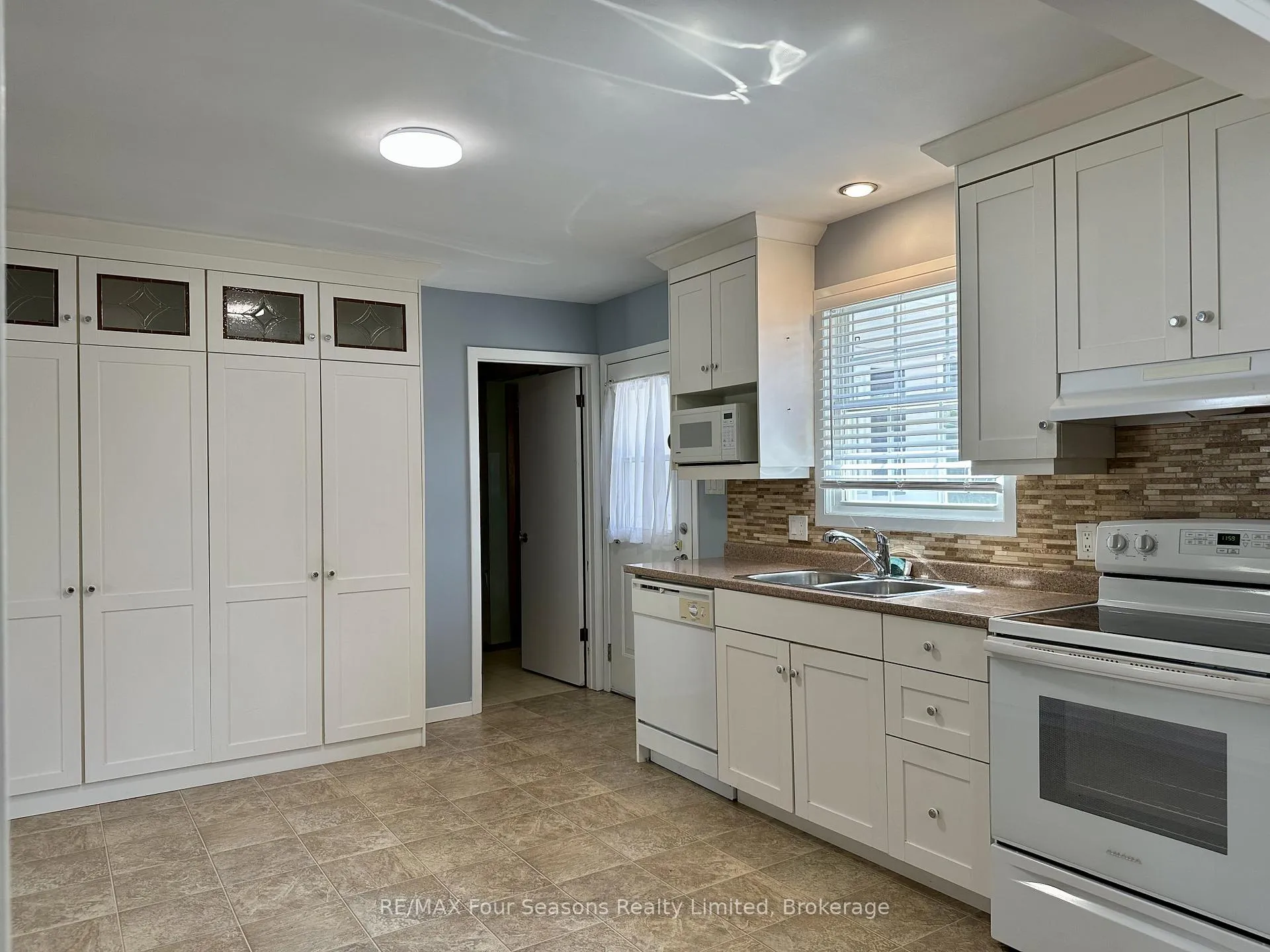 Photo 7 of 207 Christopher Street, Clearview, Stayner — HOMEH