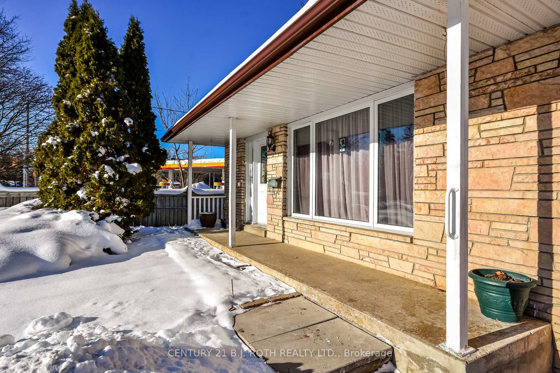 Photo 2 of 210 Grove Street E, Barrie, Wellington — HOMEH