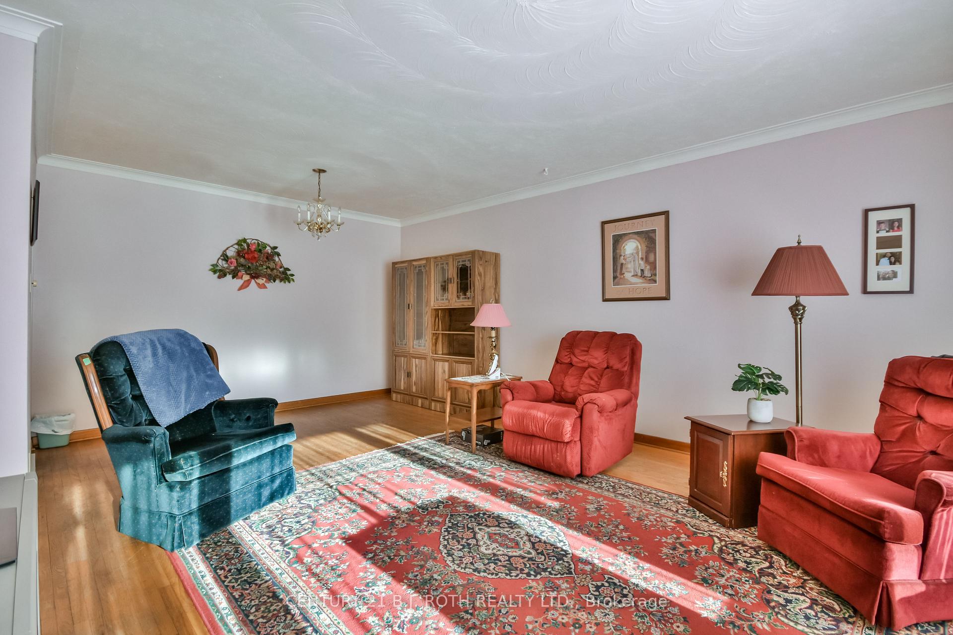 Photo 4 of 210 Grove Street E, Barrie, Wellington — HOMEH