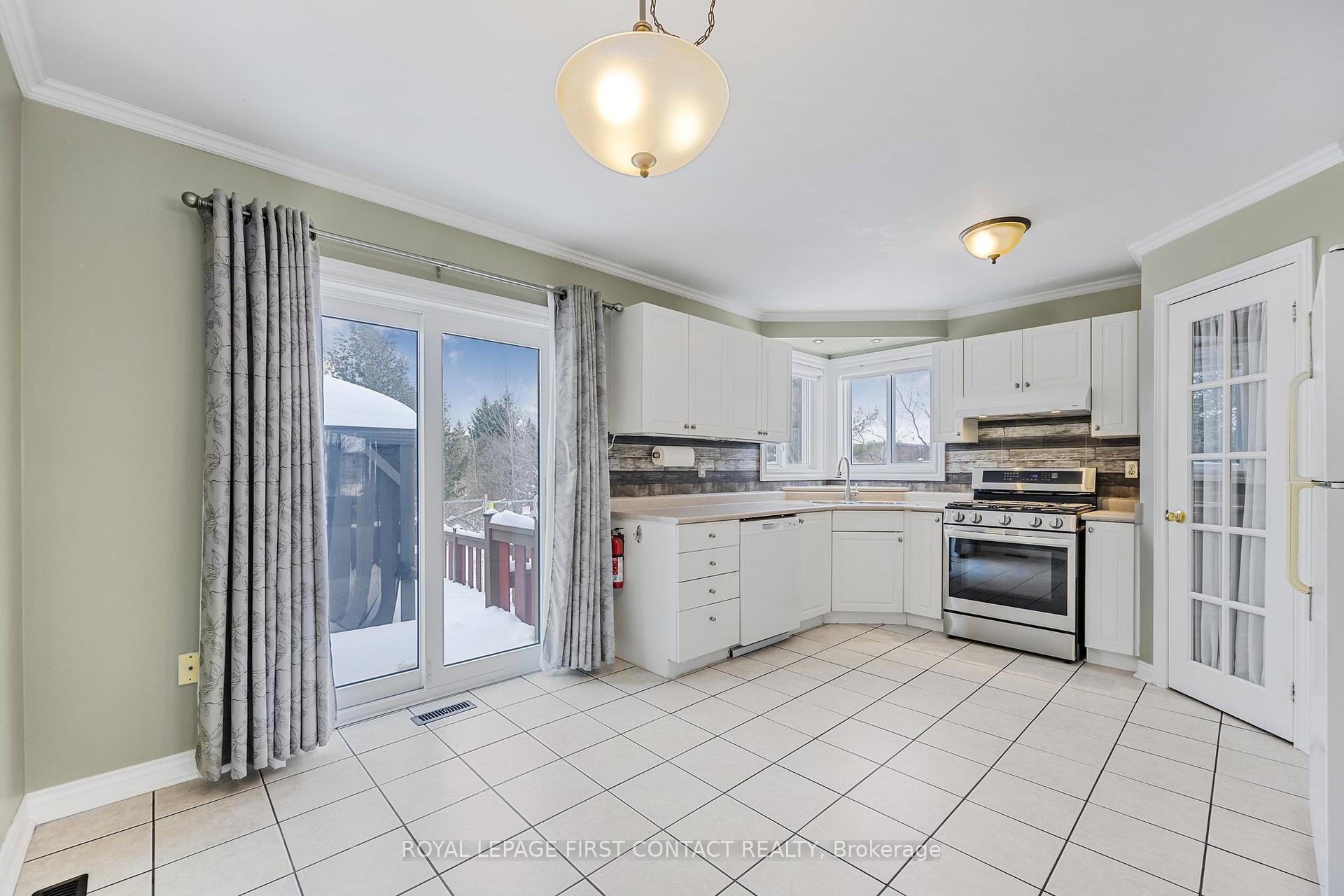 Photo 9 of 35 Bayshore Boulevard, Barrie, Bayshore — HOMEH