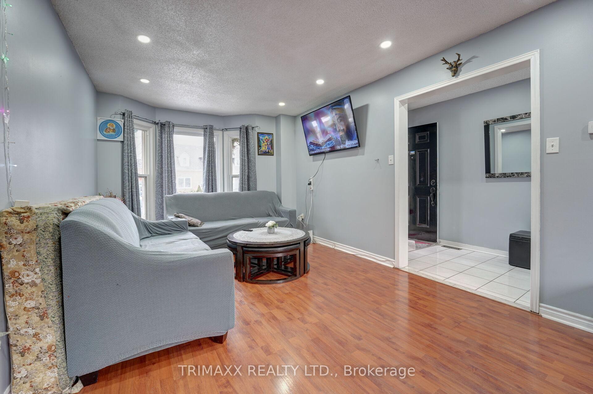 Photo 11 of 77 Stoneledge Circle N, Brampton, Sandringham-Wellington — HOMEH