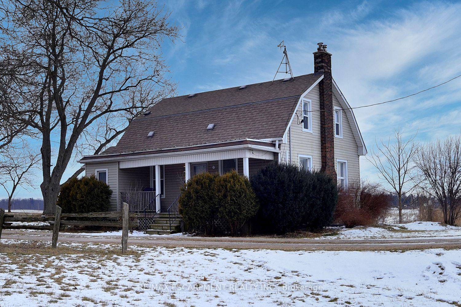 Front of 2546 Wilson Street W