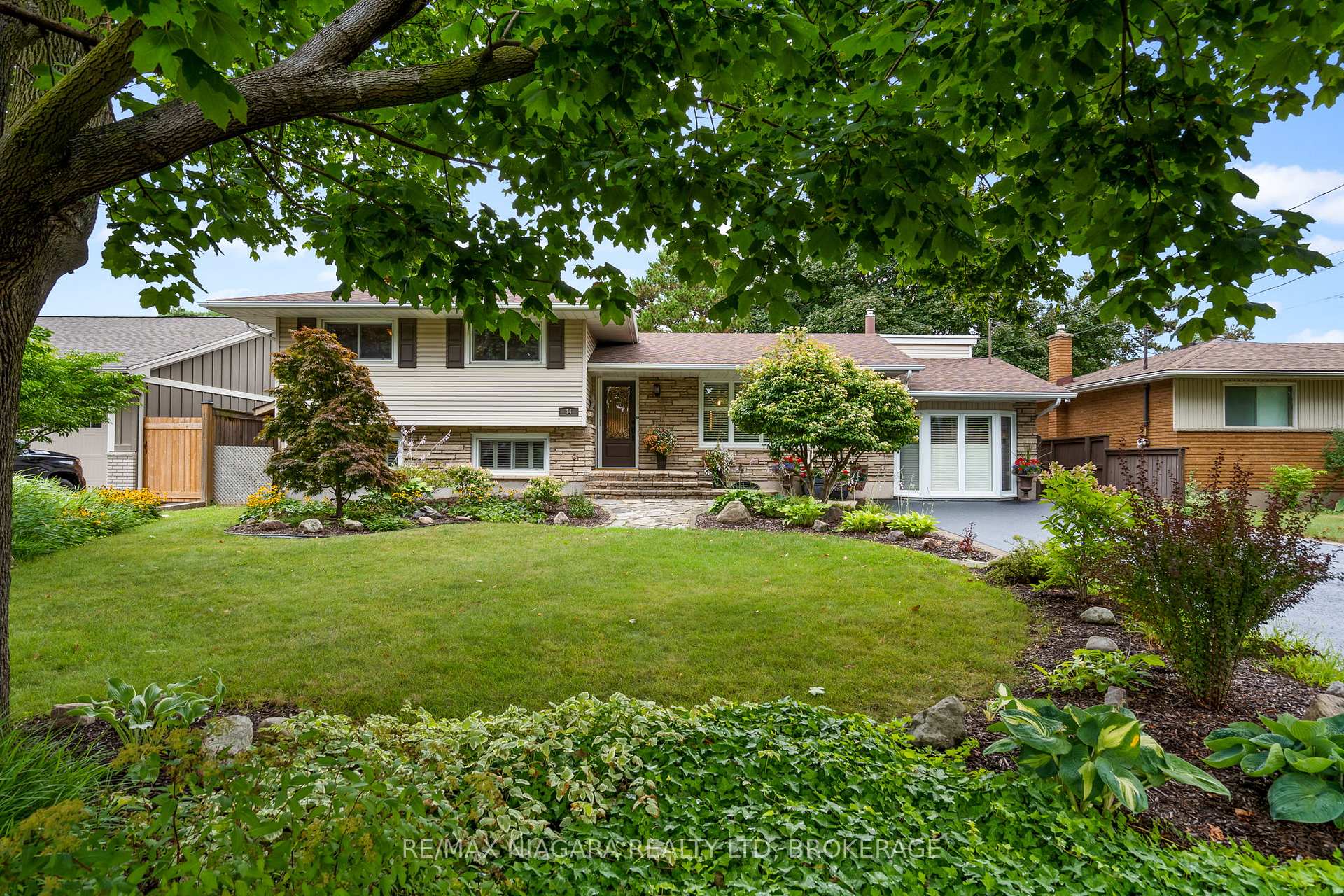 Front of 44 Lockview Crescent