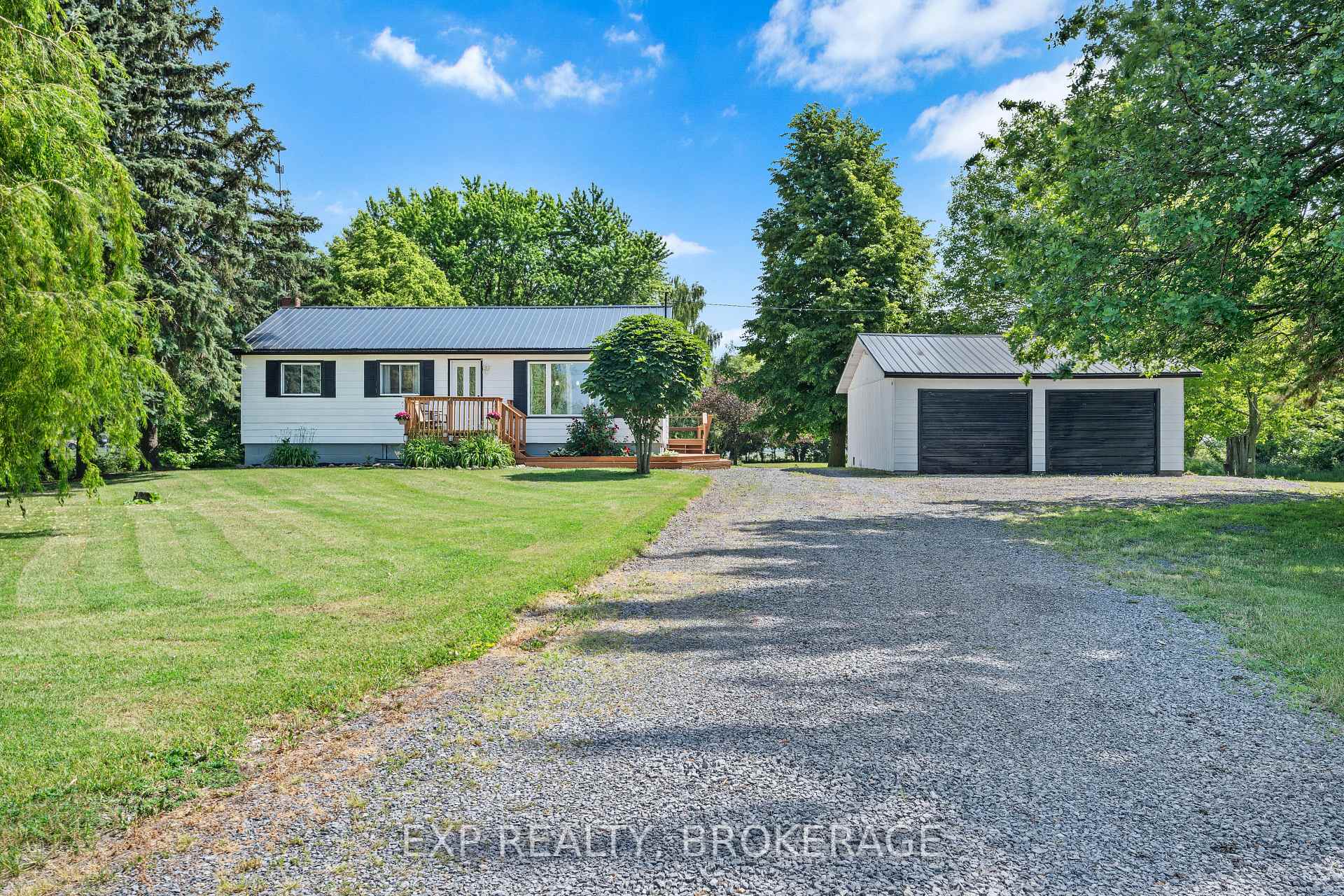 Front of 912 8TH Line Road