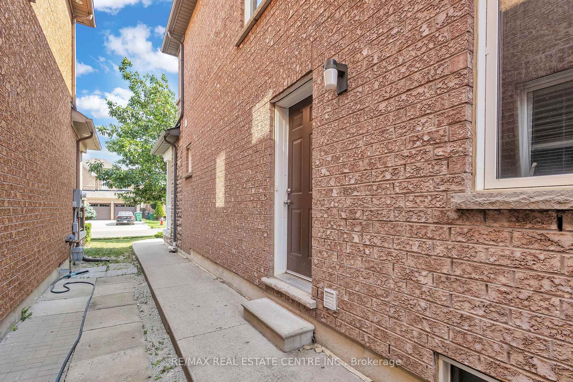Photo 3 of 30 El Camino Way, Brampton, Fletcher's Meadow — HOMEH