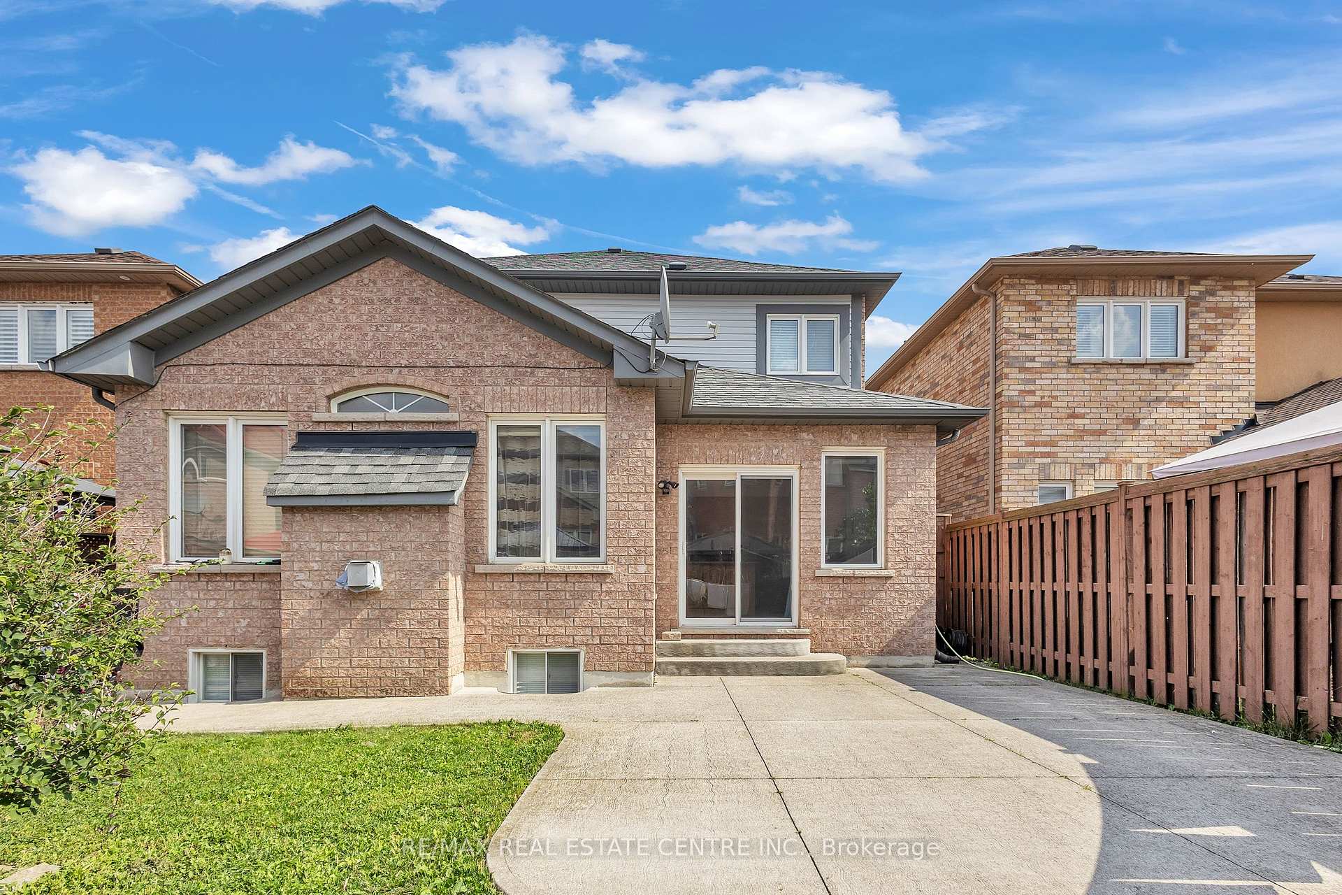 Photo 4 of 30 El Camino Way, Brampton, Fletcher's Meadow — HOMEH