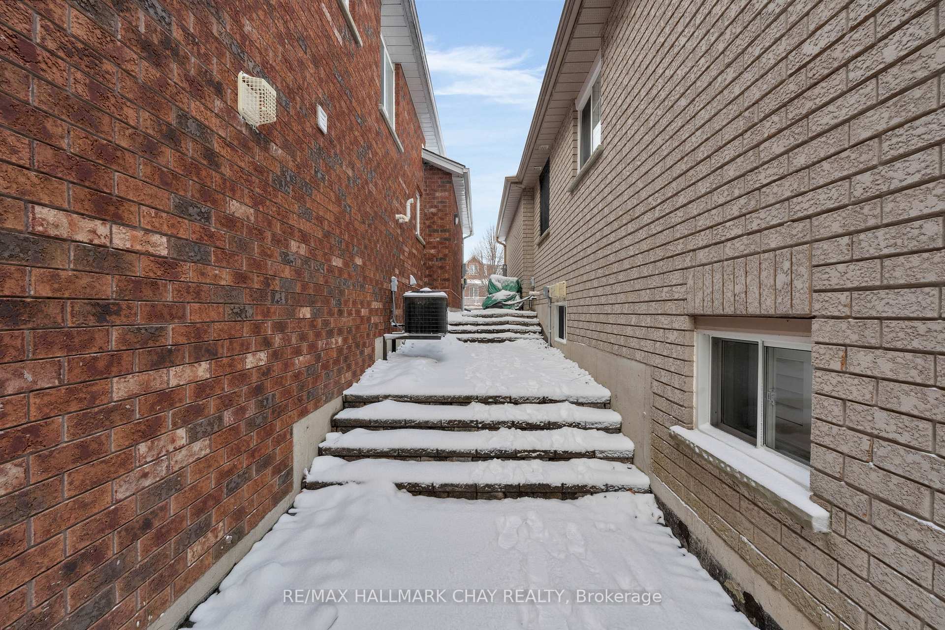 Photo 3 of 195 Pringle Drive, Barrie, Edgehill Drive — HOMEH