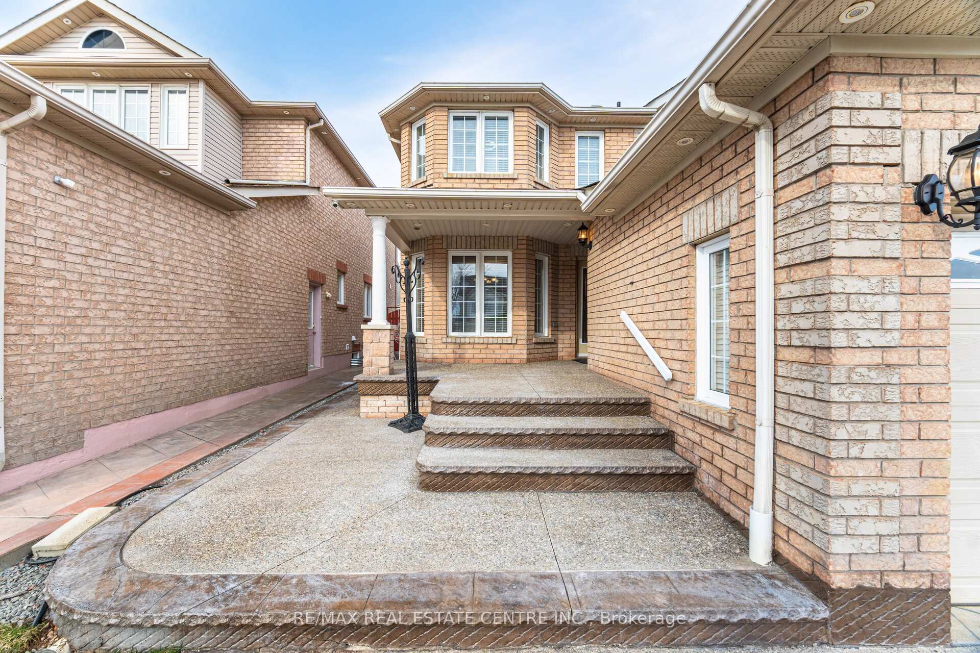 Photo 3 of 21 Falstaff Drive, Brampton, Fletcher's Creek South — HOMEH