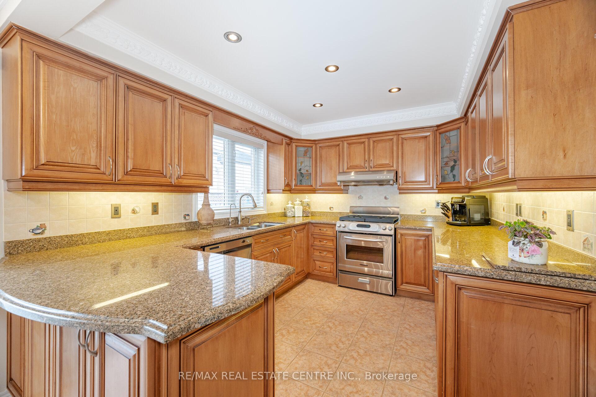 Photo 13 of 21 Falstaff Drive, Brampton, Fletcher's Creek South — HOMEH
