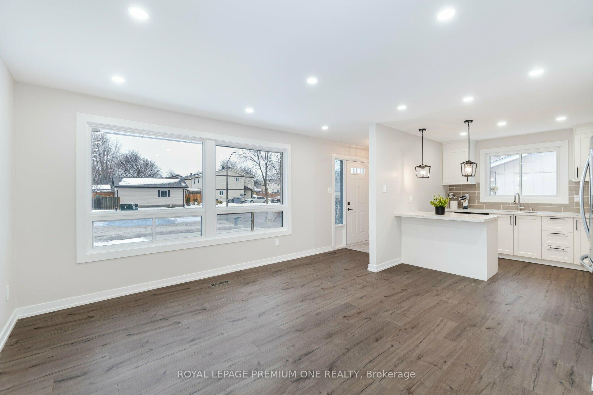 Photo 4 of 453 Leacock Drive, Barrie, Letitia Heights — HOMEH