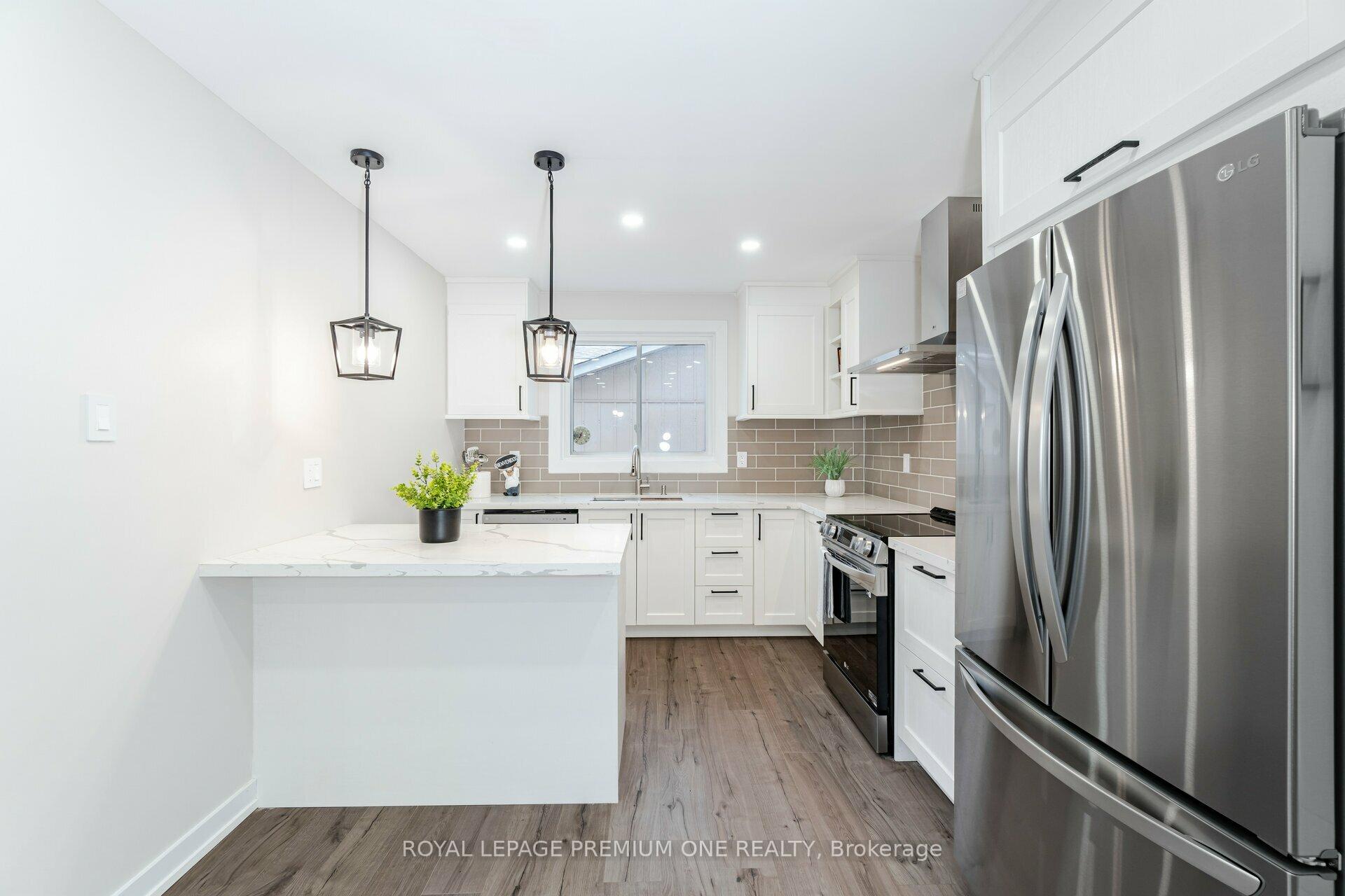 Photo 6 of 453 Leacock Drive, Barrie, Letitia Heights — HOMEH