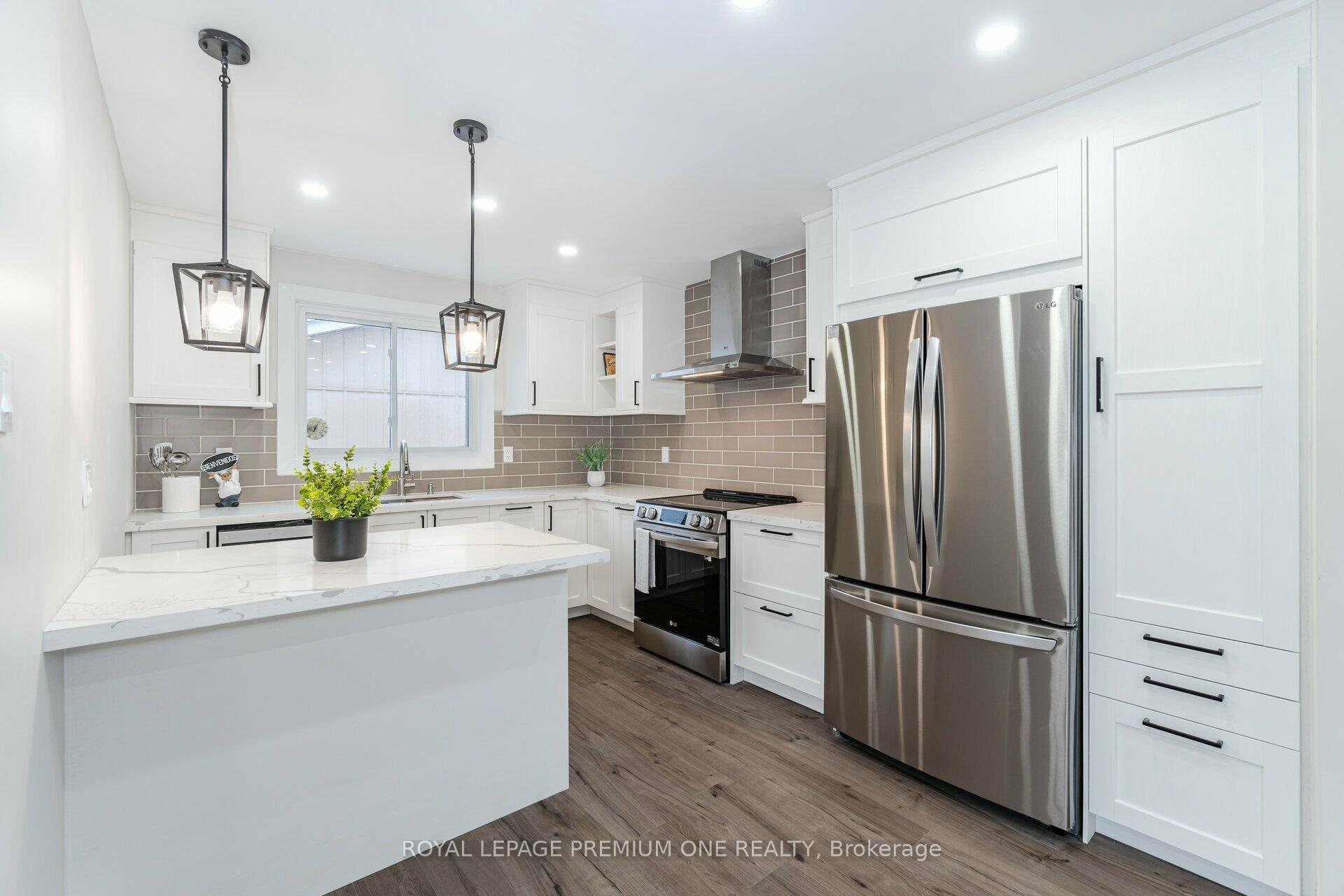 Photo 7 of 453 Leacock Drive, Barrie, Letitia Heights — HOMEH