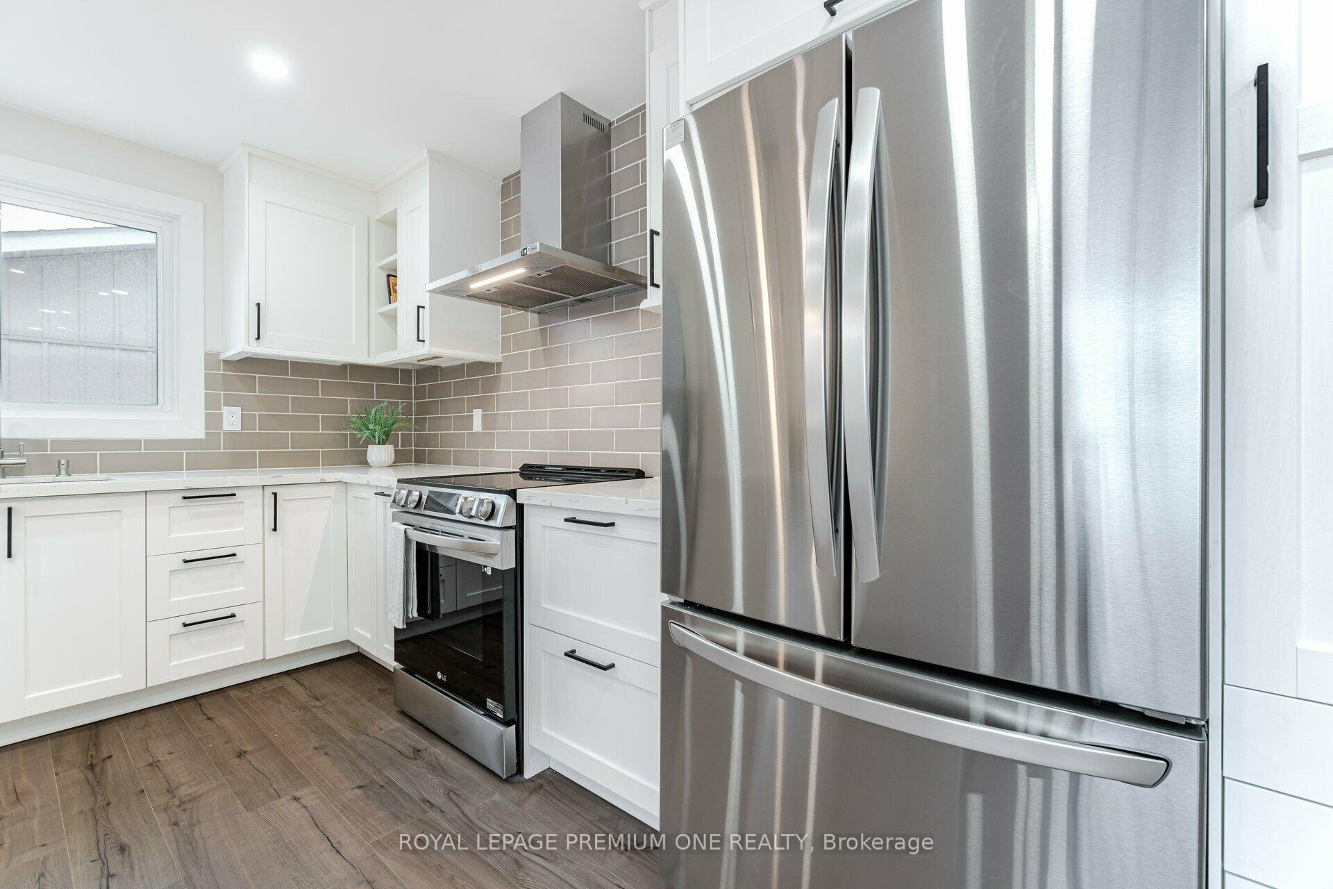 Photo 8 of 453 Leacock Drive, Barrie, Letitia Heights — HOMEH