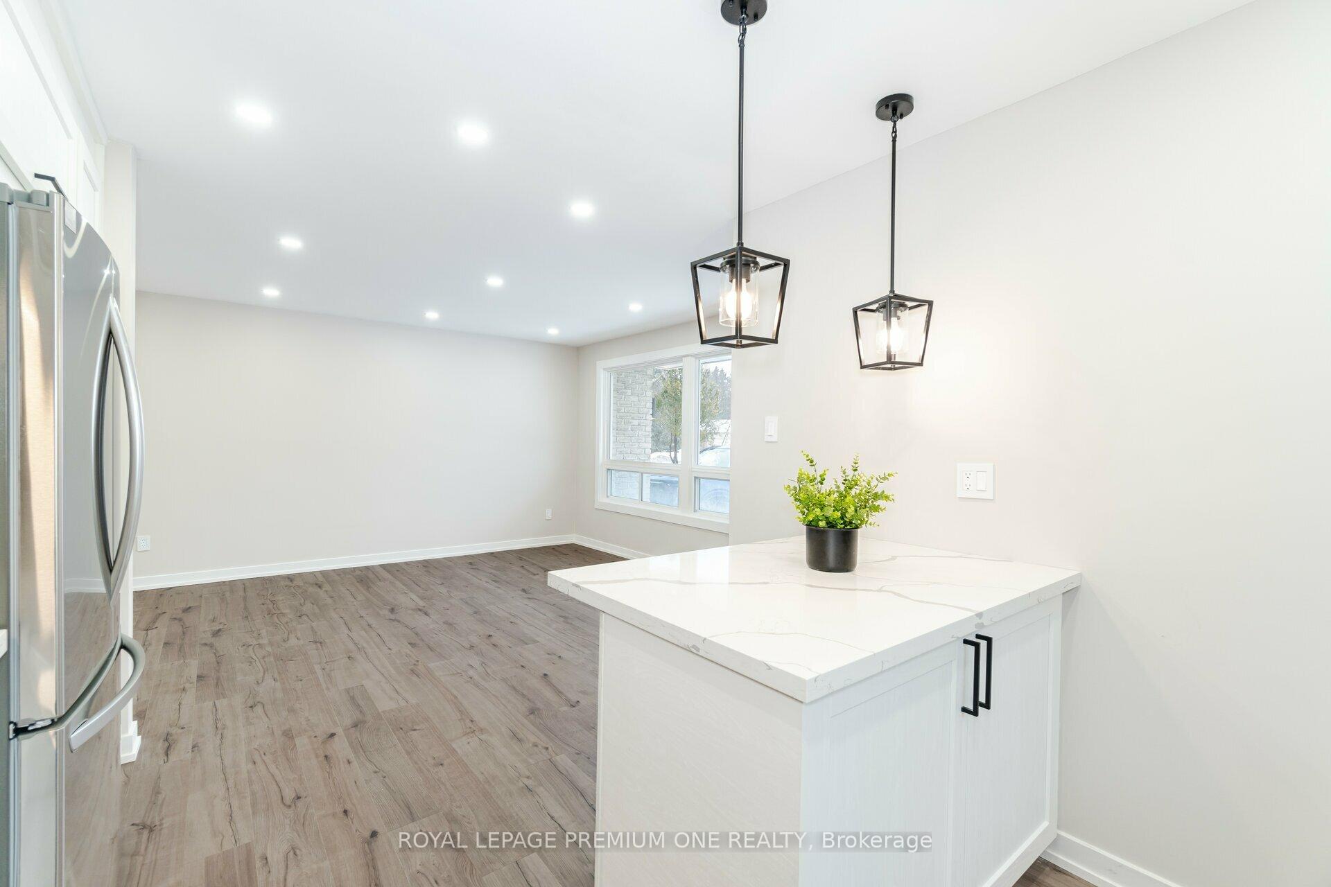 Photo 10 of 453 Leacock Drive, Barrie, Letitia Heights — HOMEH