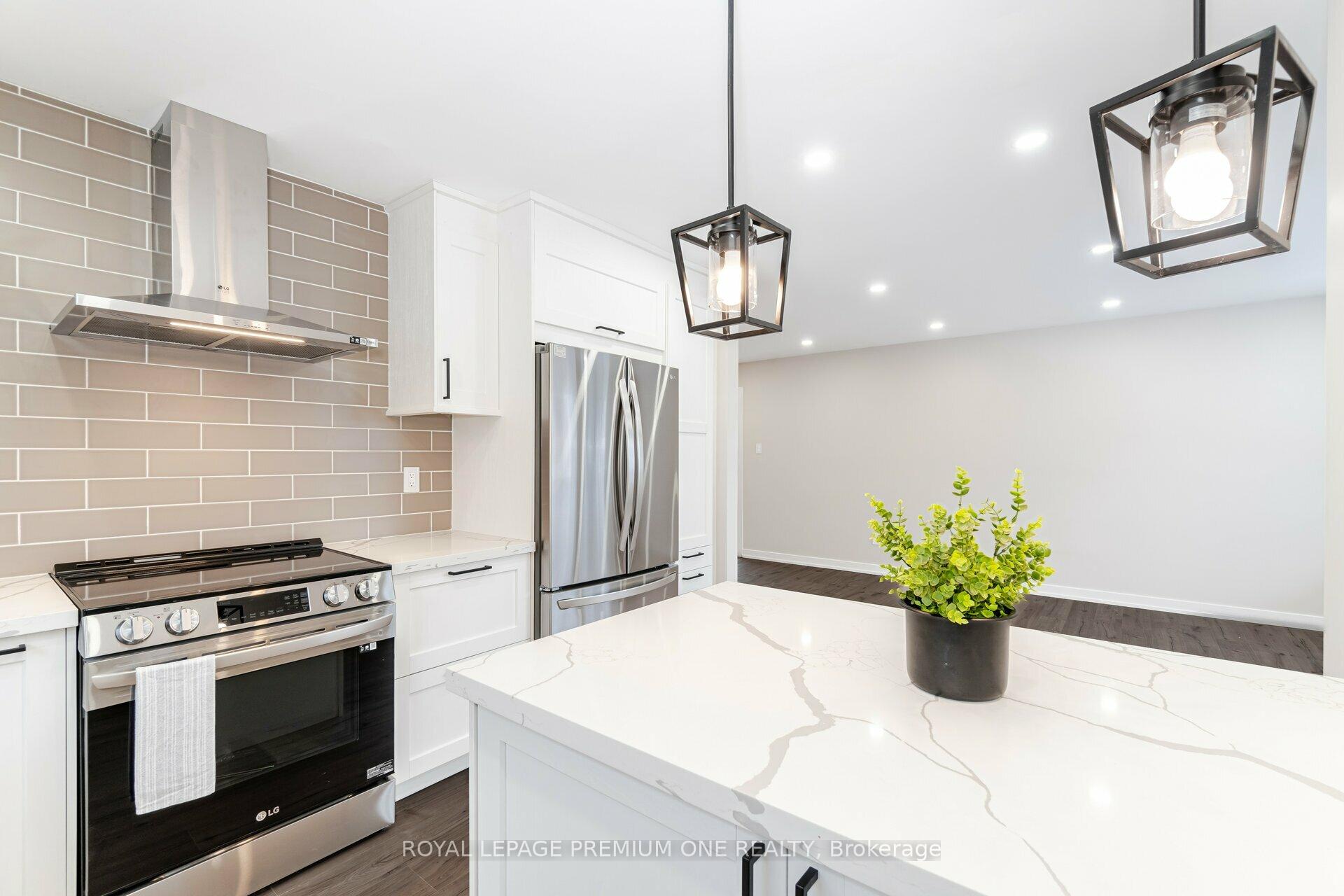 Photo 11 of 453 Leacock Drive, Barrie, Letitia Heights — HOMEH