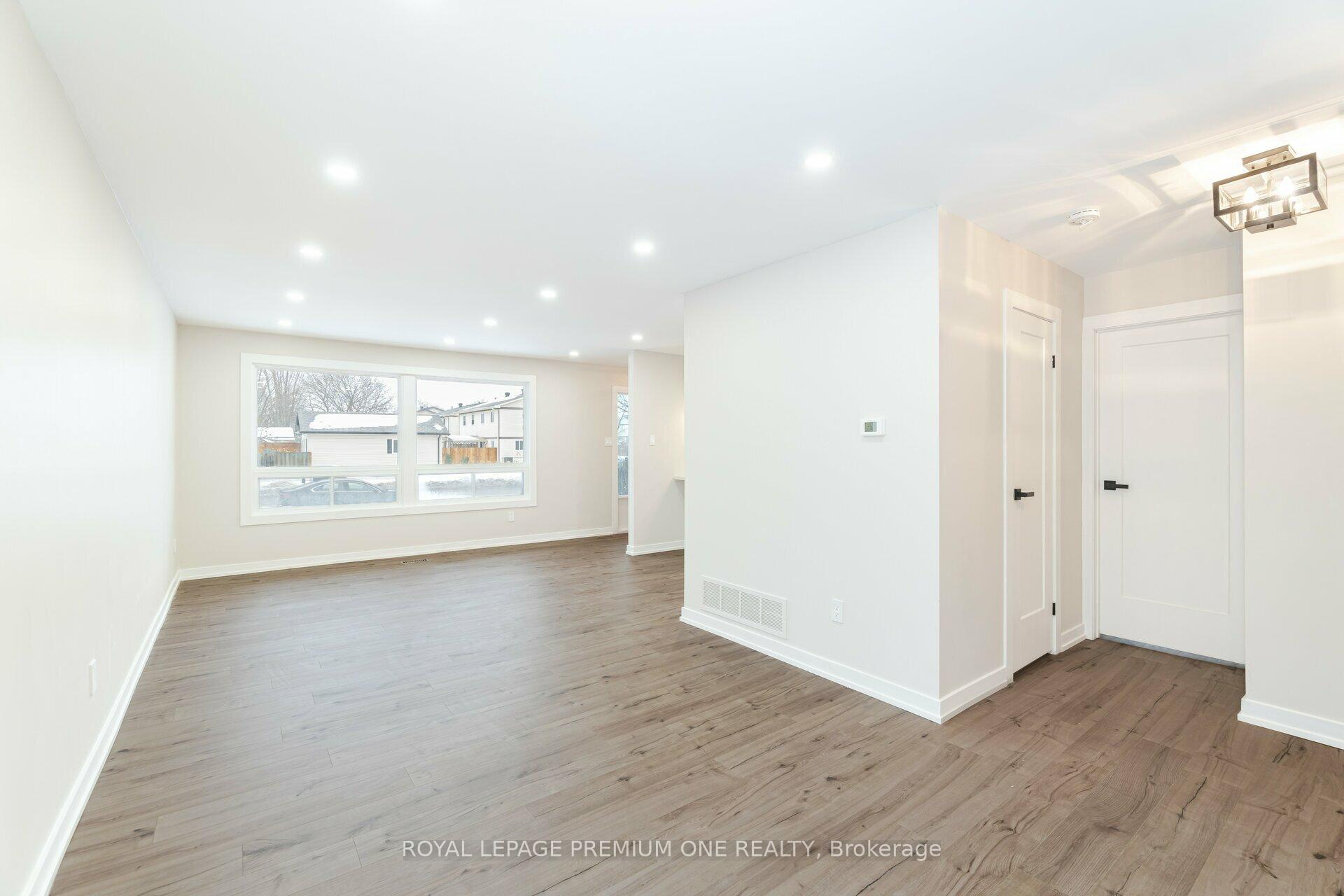 Photo 12 of 453 Leacock Drive, Barrie, Letitia Heights — HOMEH