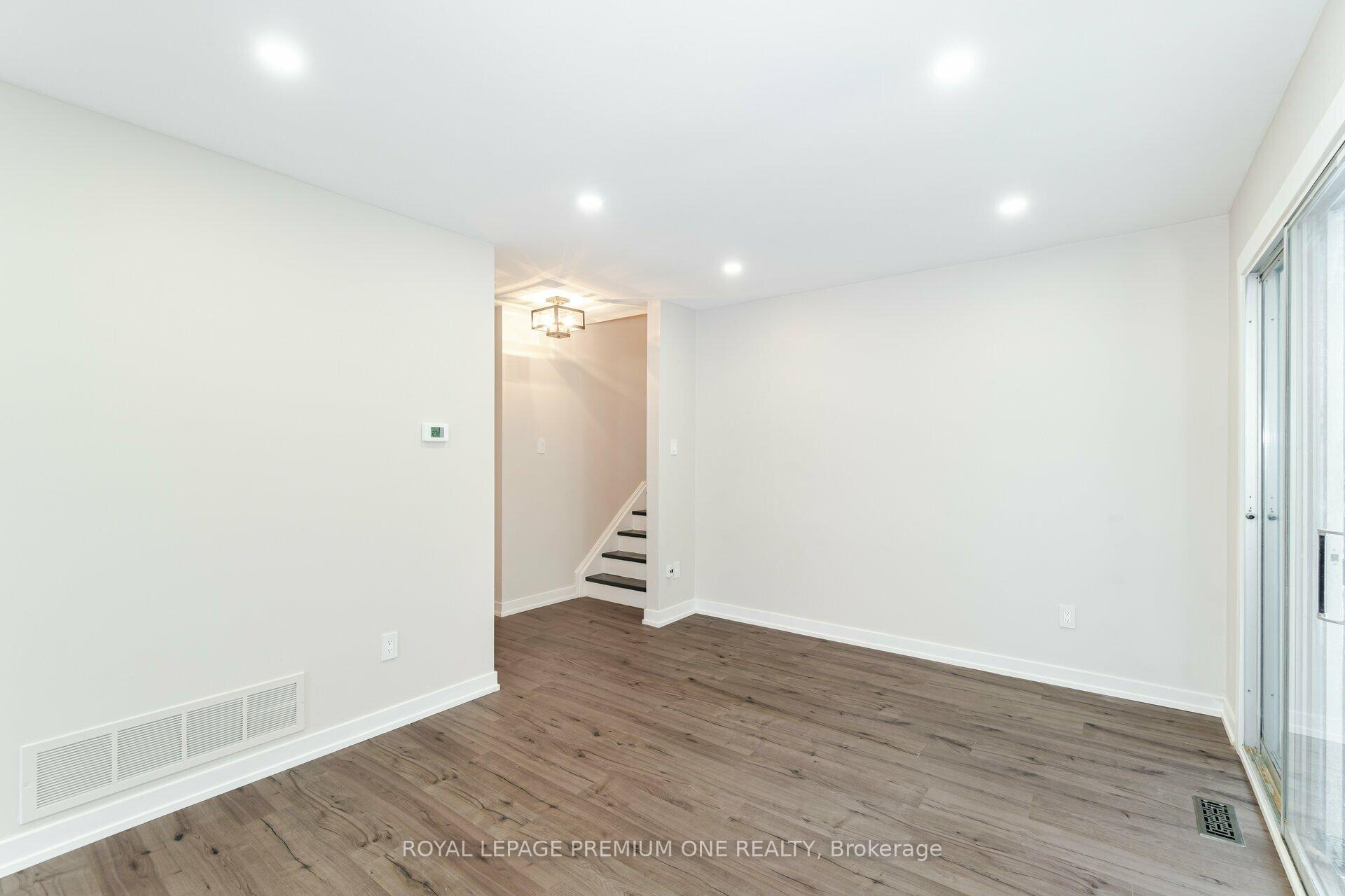 Photo 13 of 453 Leacock Drive, Barrie, Letitia Heights — HOMEH