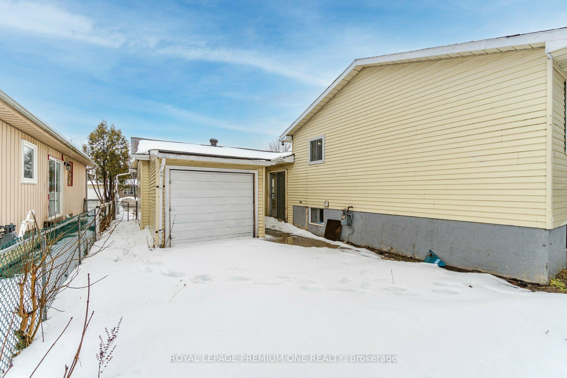 Photo 39 of 453 Leacock Drive, Barrie, Letitia Heights — HOMEH