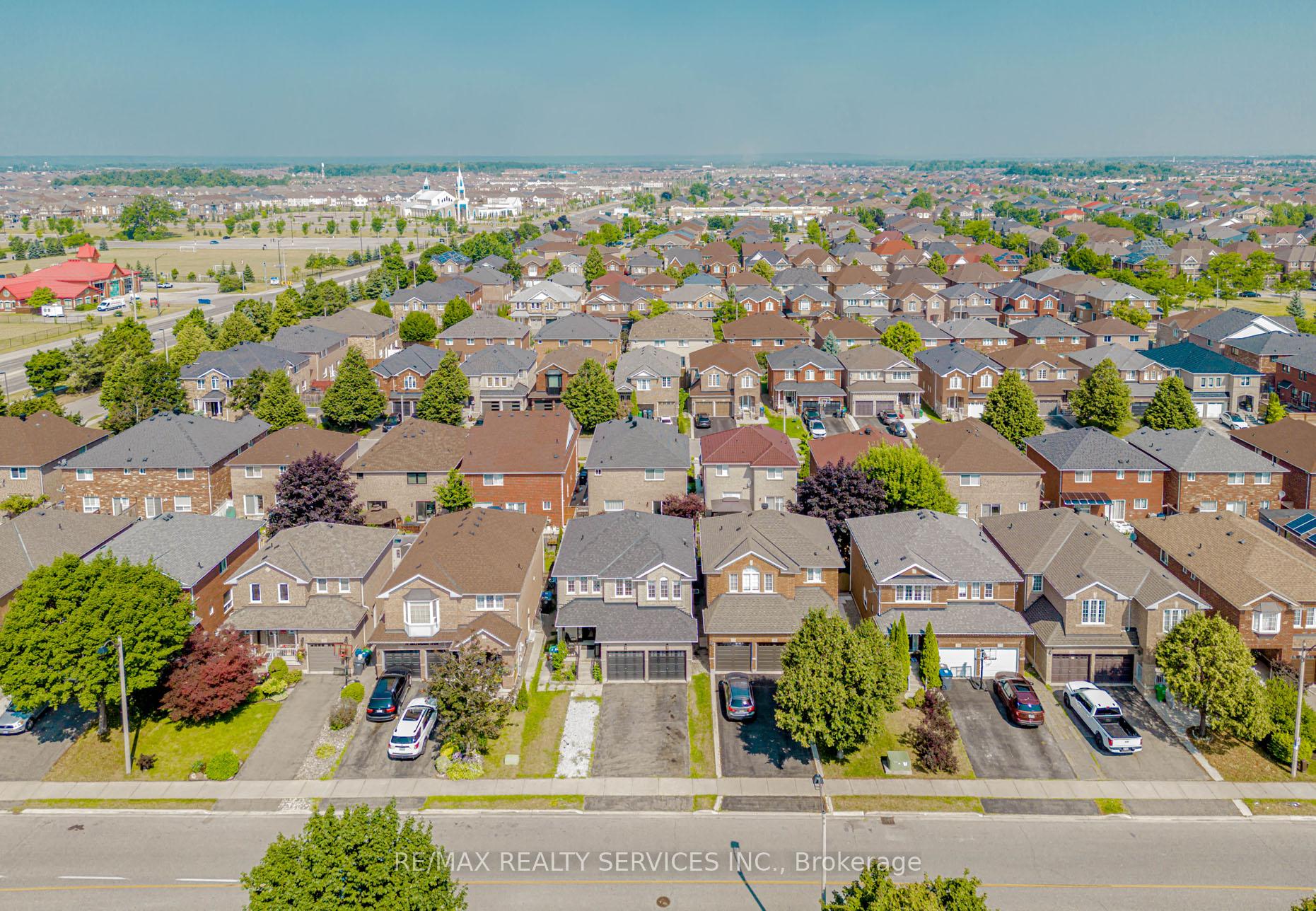 Photo 2 of 16 Mccrimmon Drive, Brampton, Fletcher's Meadow — HOMEH