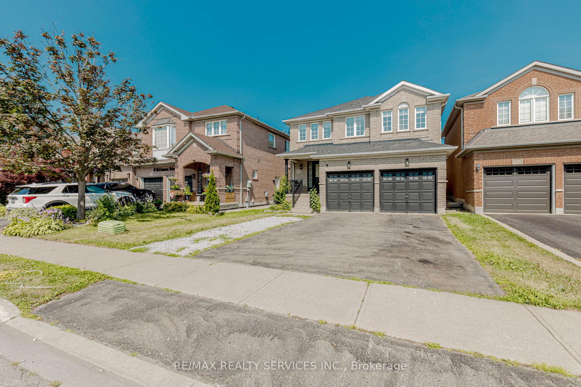 Photo 4 of 16 Mccrimmon Drive, Brampton, Fletcher's Meadow — HOMEH