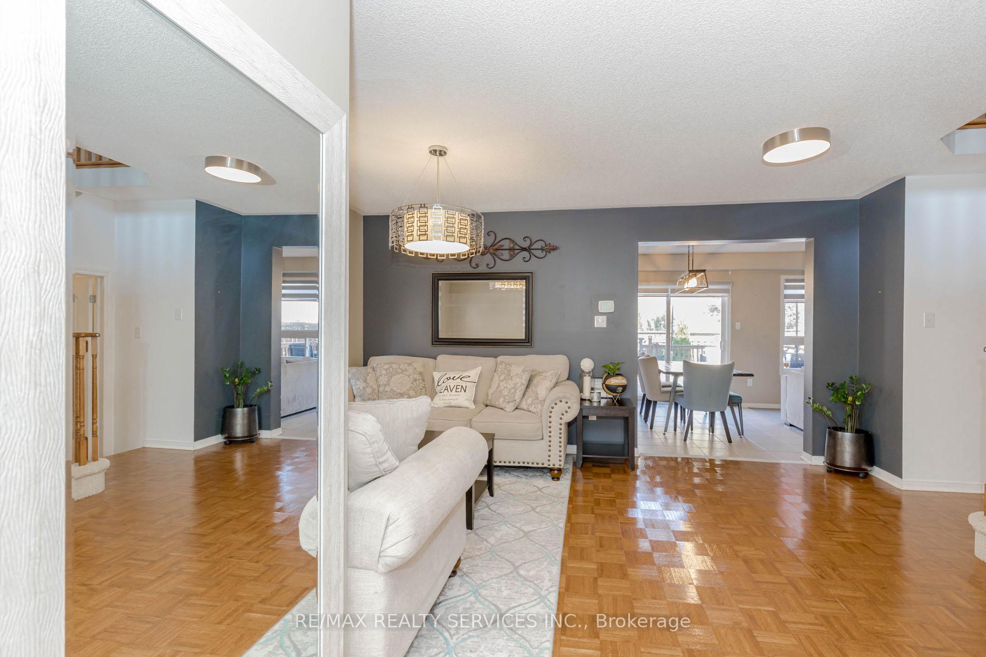 Photo 10 of 16 Mccrimmon Drive, Brampton, Fletcher's Meadow — HOMEH