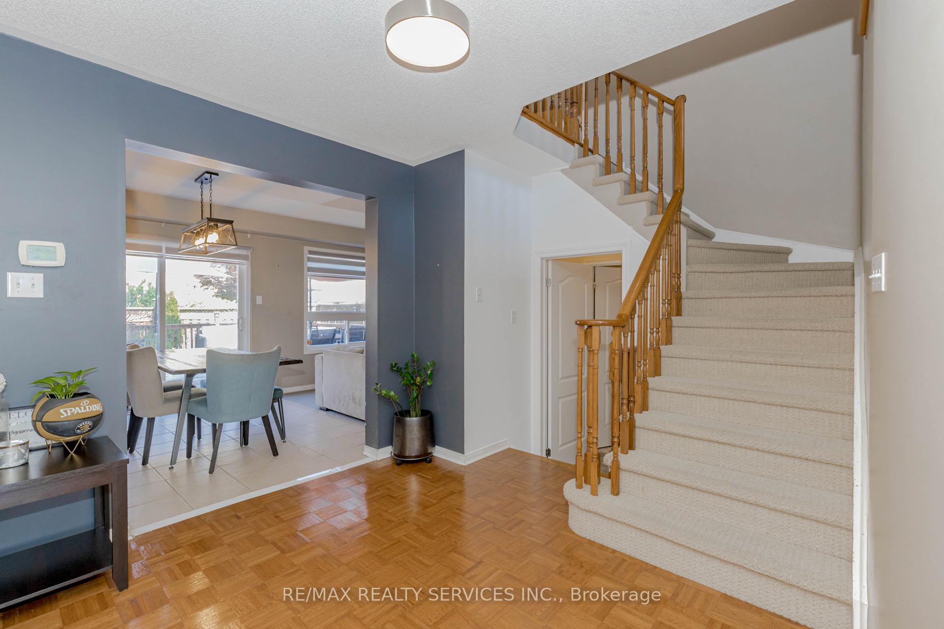 Photo 3 of 16 Mccrimmon Drive, Brampton, Fletcher's Meadow — HOMEH