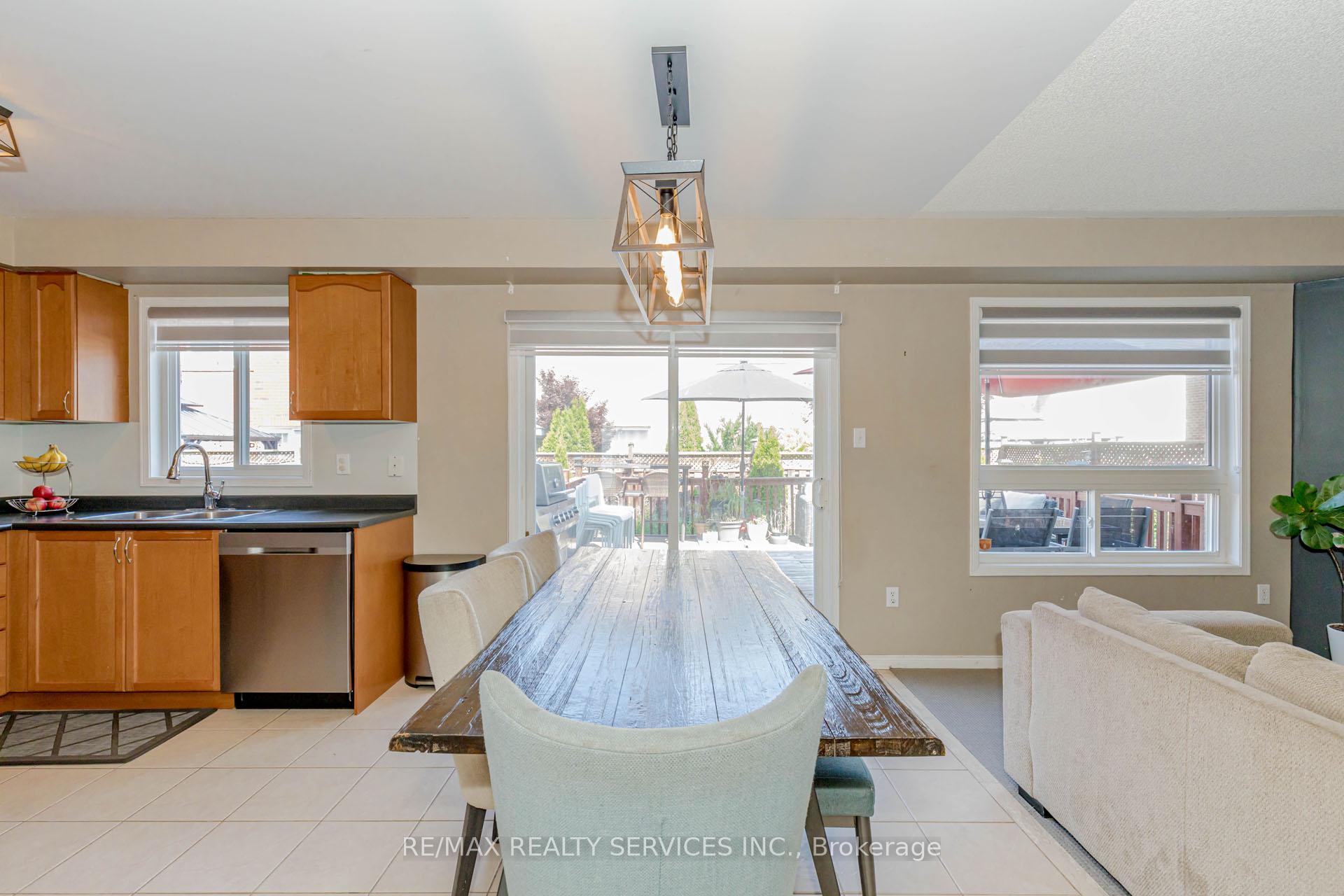 Photo 5 of 16 Mccrimmon Drive, Brampton, Fletcher's Meadow — HOMEH