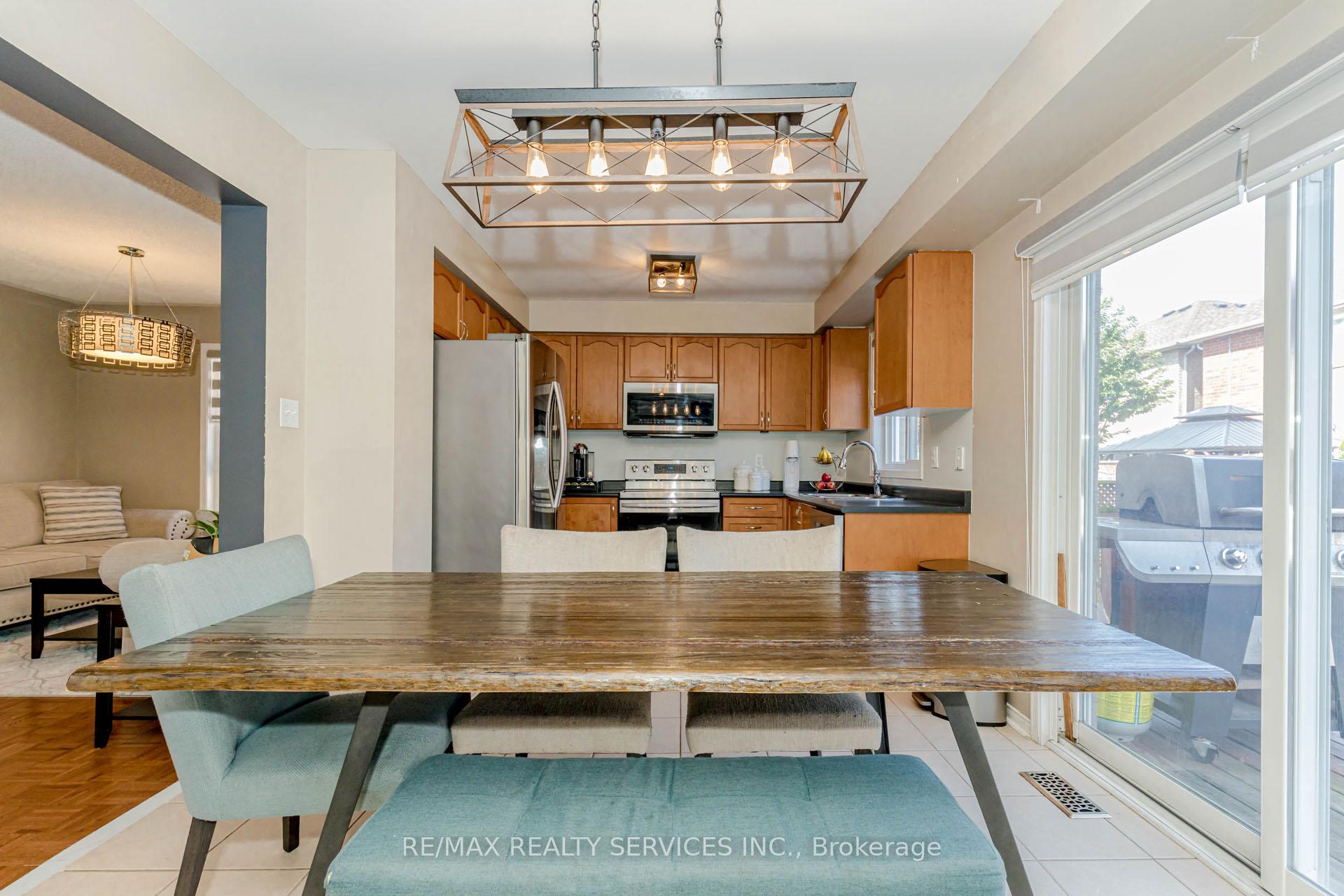 Photo 7 of 16 Mccrimmon Drive, Brampton, Fletcher's Meadow — HOMEH