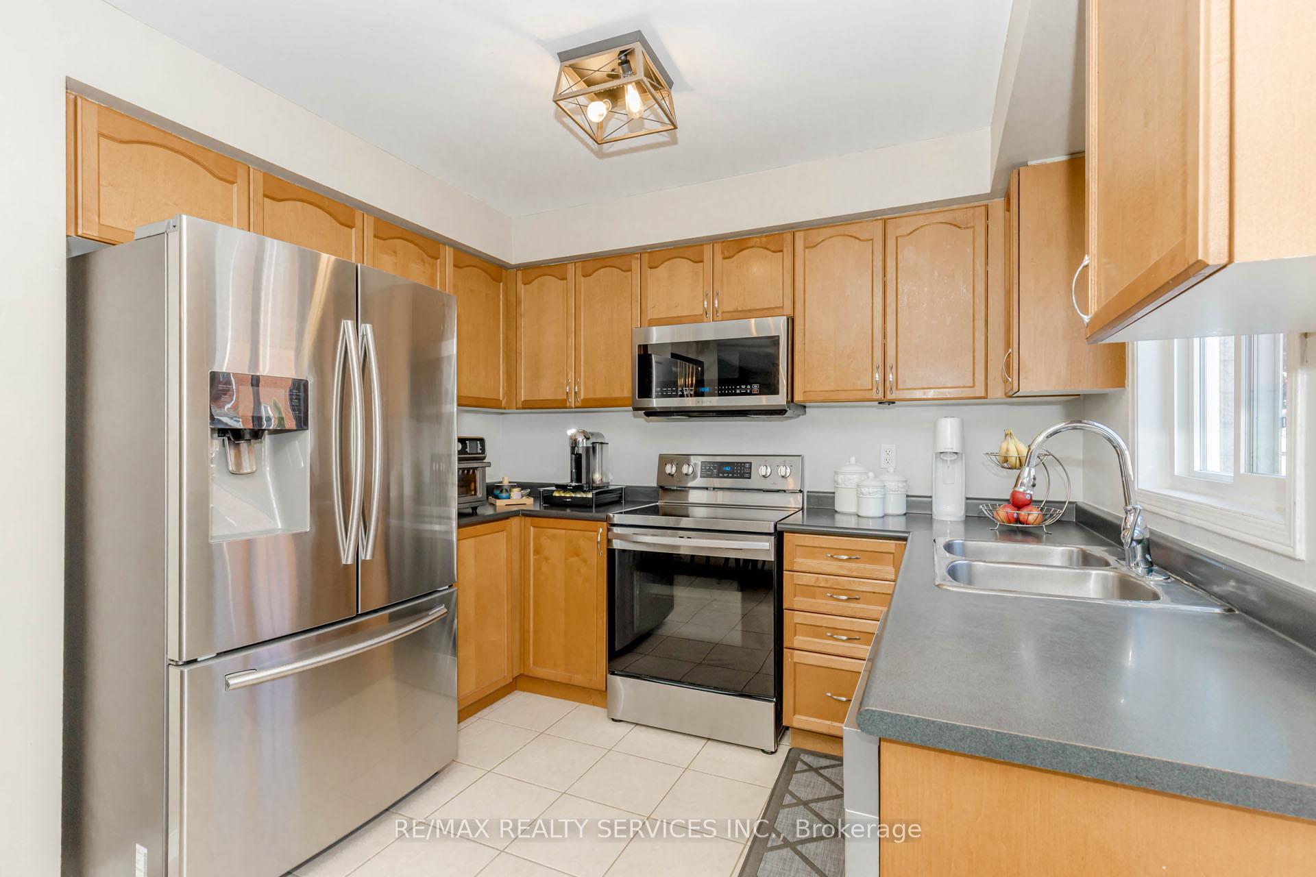 Photo 9 of 16 Mccrimmon Drive, Brampton, Fletcher's Meadow — HOMEH