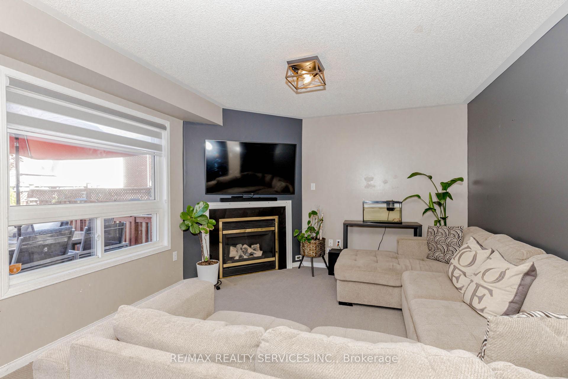 Photo 8 of 16 Mccrimmon Drive, Brampton, Fletcher's Meadow — HOMEH