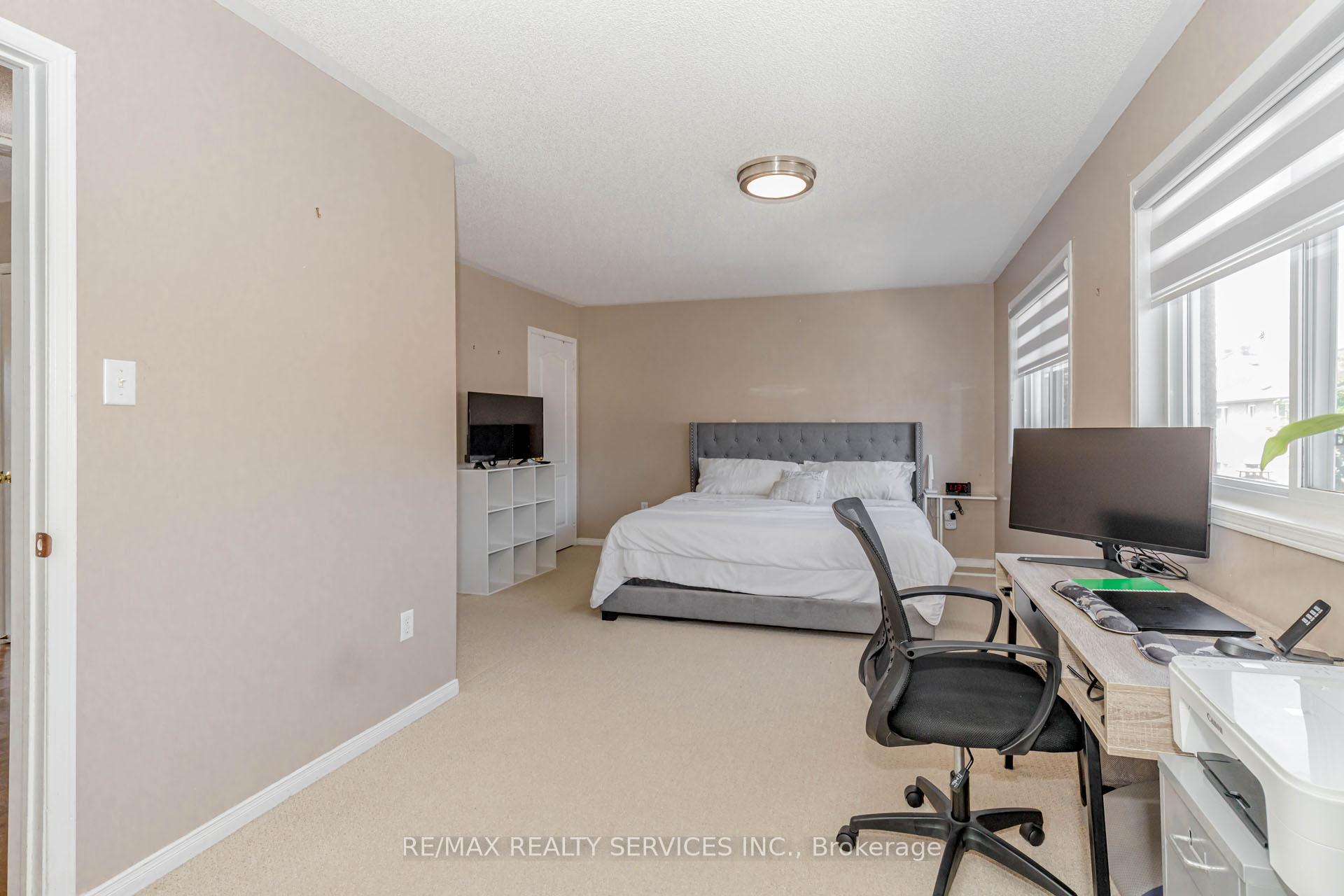 Photo 11 of 16 Mccrimmon Drive, Brampton, Fletcher's Meadow — HOMEH