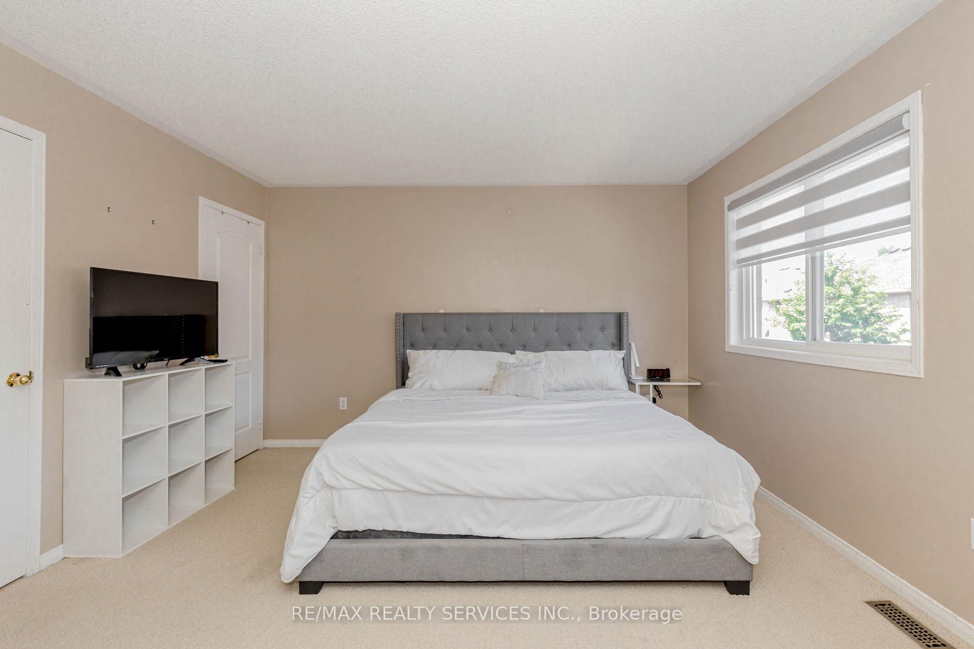 Photo 13 of 16 Mccrimmon Drive, Brampton, Fletcher's Meadow — HOMEH