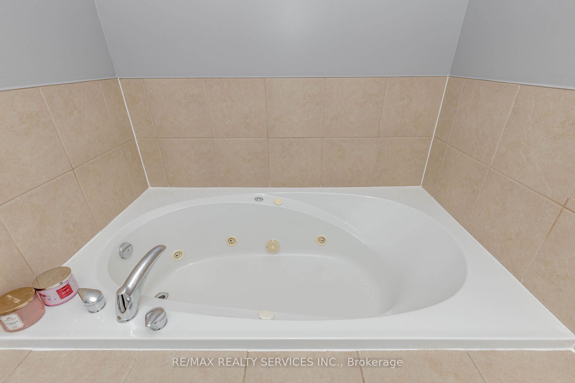 Photo 17 of 16 Mccrimmon Drive, Brampton, Fletcher's Meadow — HOMEH