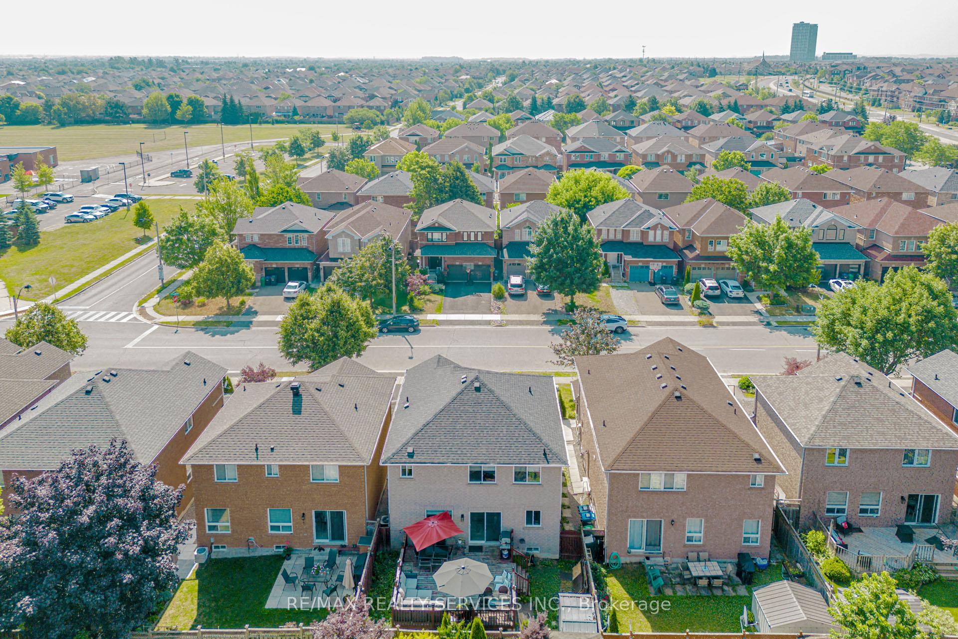 Photo 26 of 16 Mccrimmon Drive, Brampton, Fletcher's Meadow — HOMEH