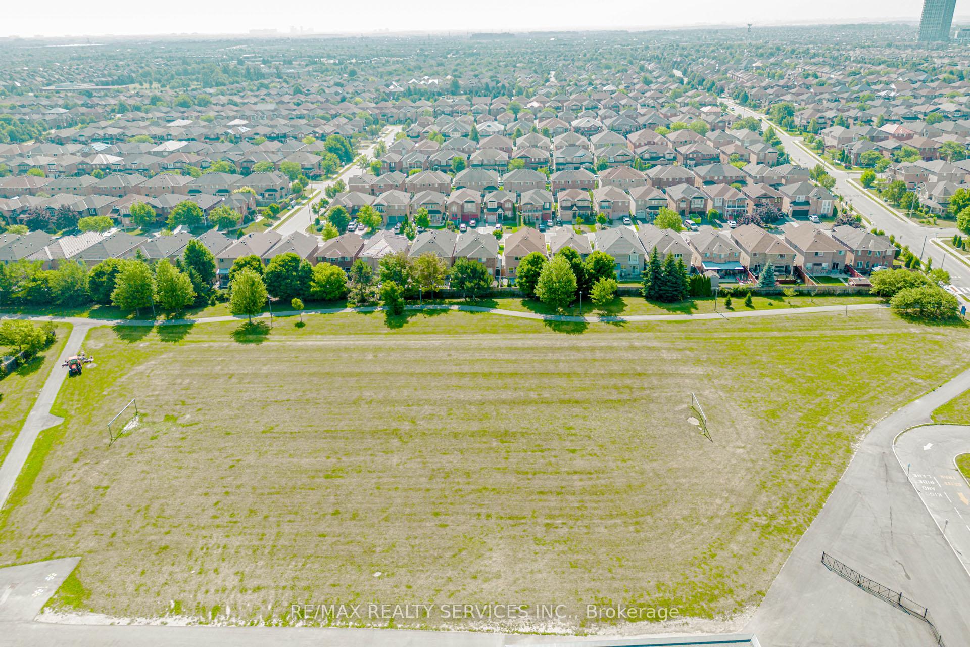 Photo 25 of 16 Mccrimmon Drive, Brampton, Fletcher's Meadow — HOMEH