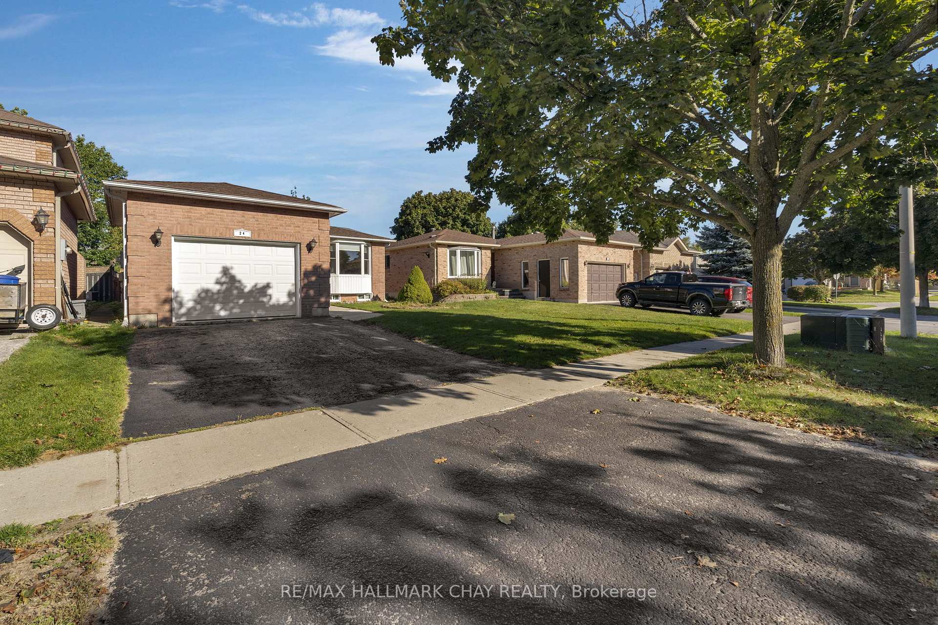 Photo 2 of 24 Mcveigh Drive, Barrie, West Bayfield — HOMEH