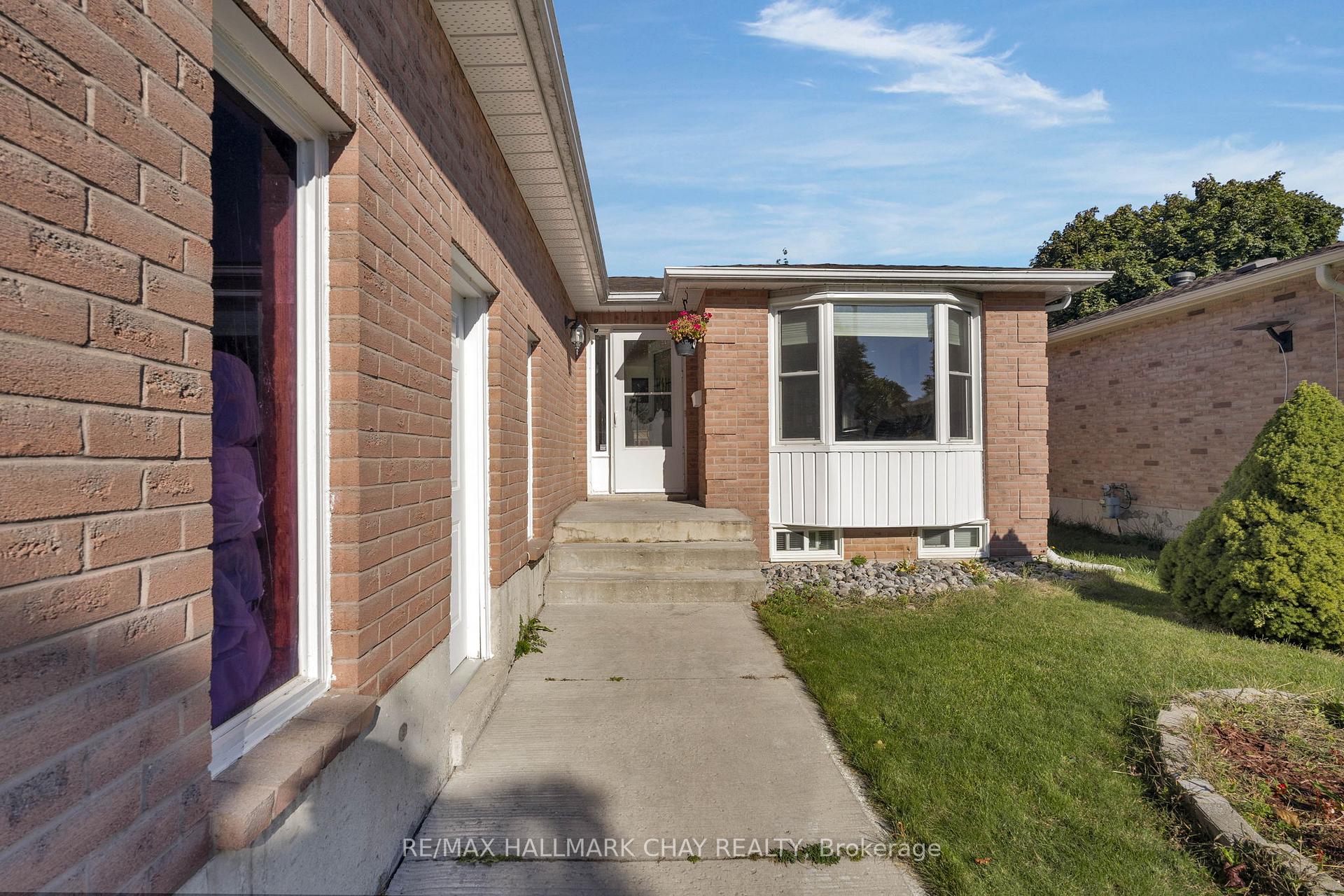 Photo 4 of 24 Mcveigh Drive, Barrie, West Bayfield — HOMEH