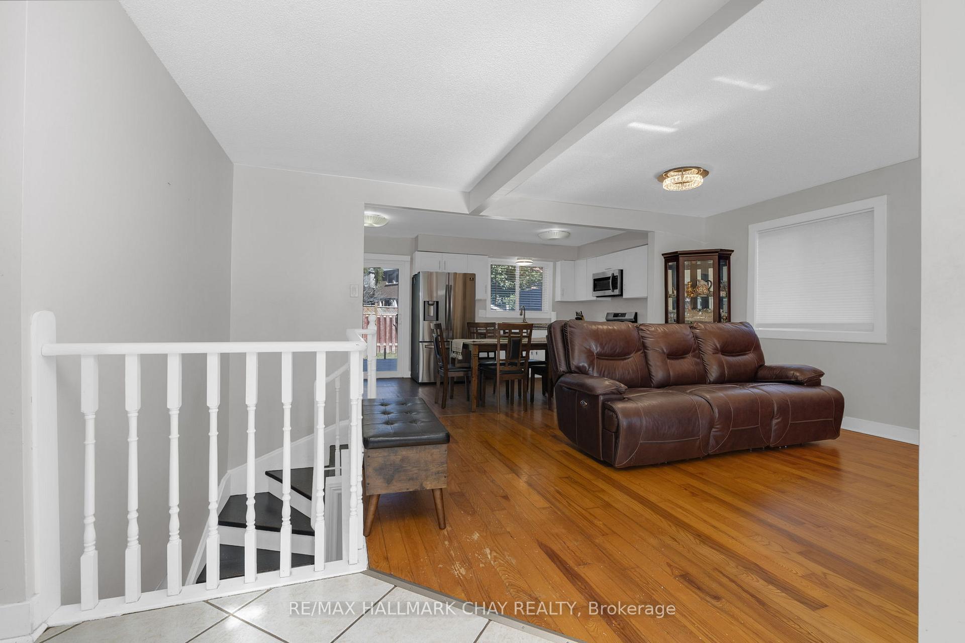 Photo 6 of 24 Mcveigh Drive, Barrie, West Bayfield — HOMEH