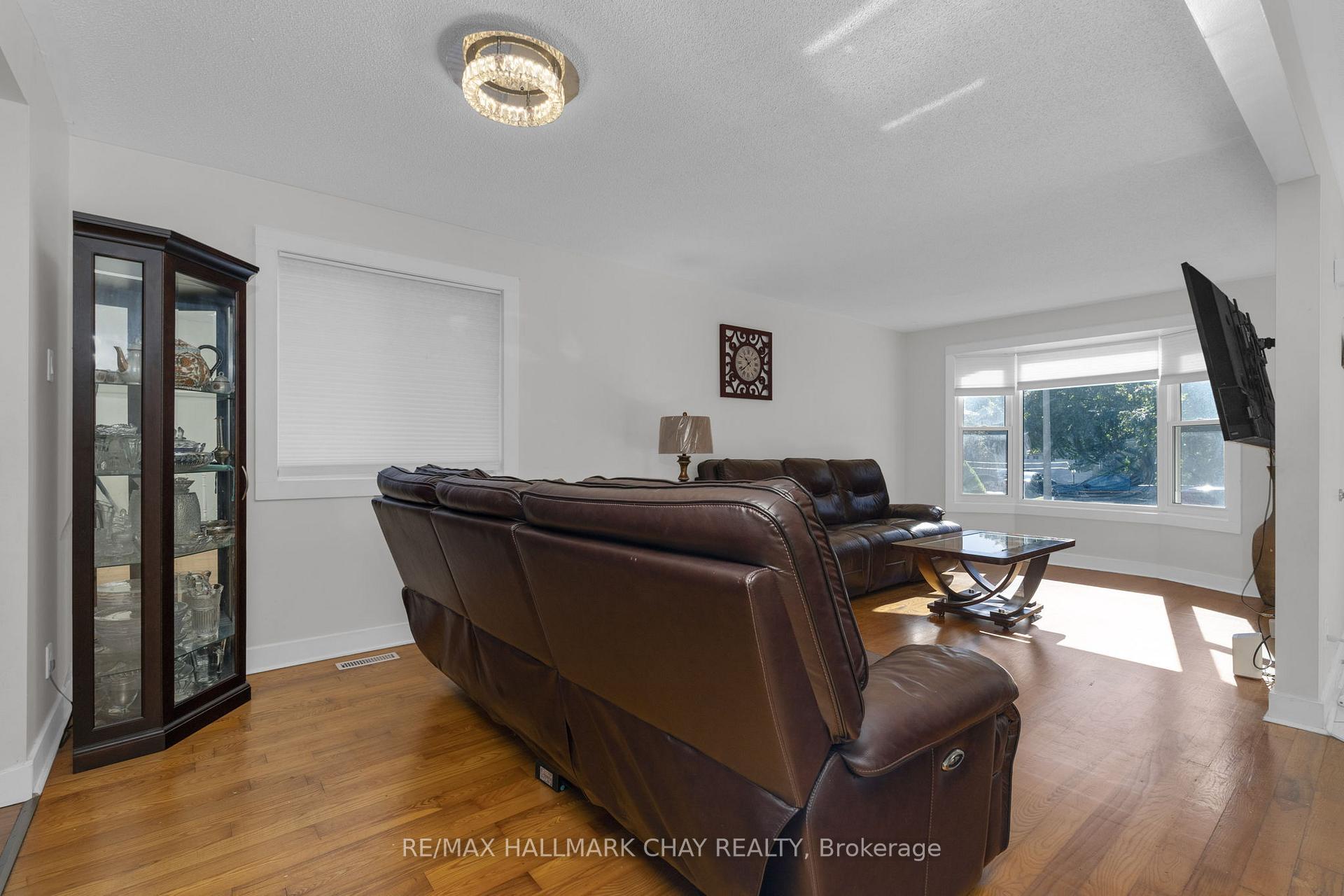 Photo 7 of 24 Mcveigh Drive, Barrie, West Bayfield — HOMEH