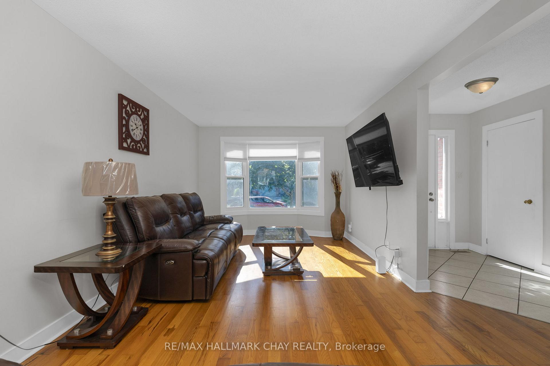 Photo 8 of 24 Mcveigh Drive, Barrie, West Bayfield — HOMEH