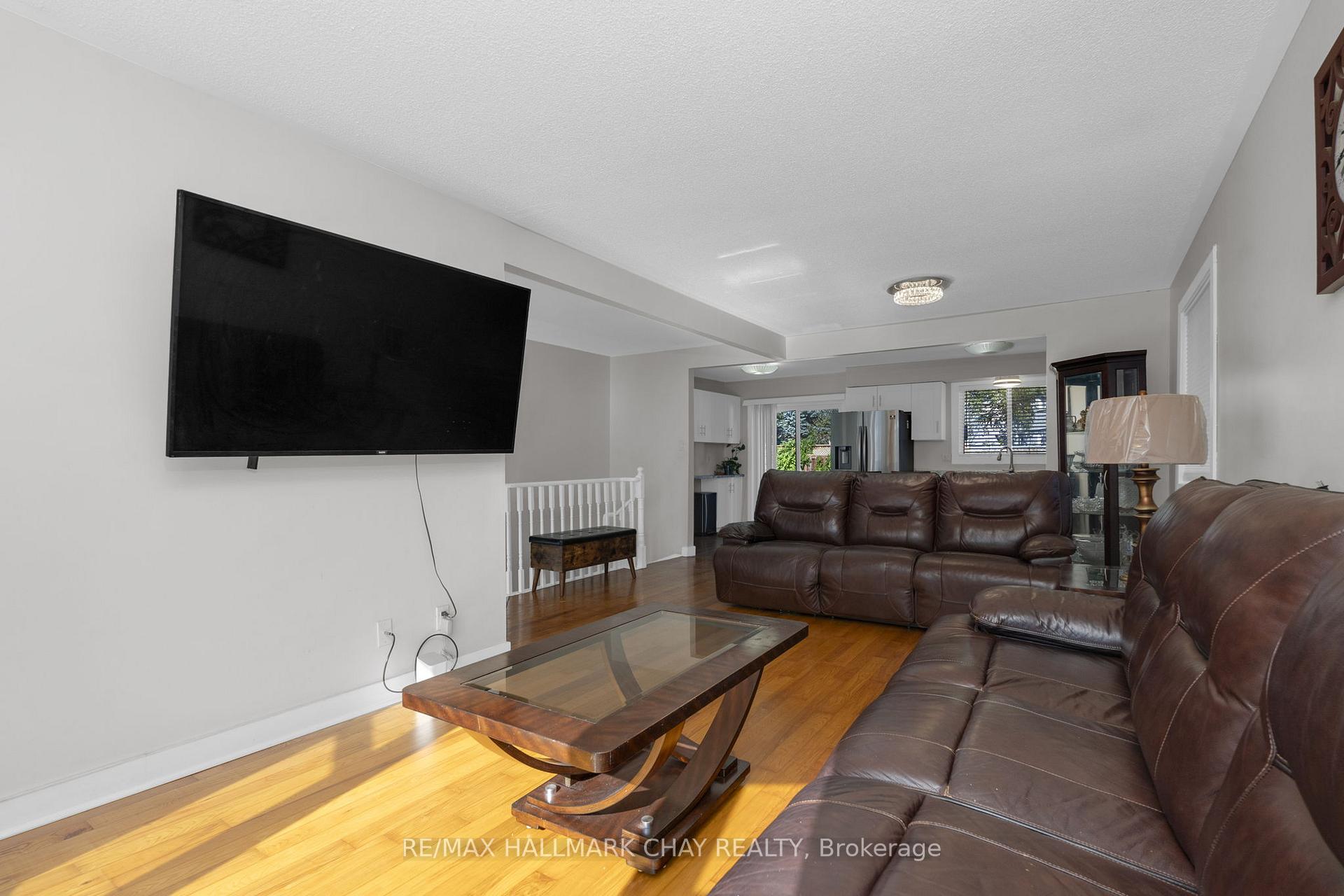 Photo 9 of 24 Mcveigh Drive, Barrie, West Bayfield — HOMEH