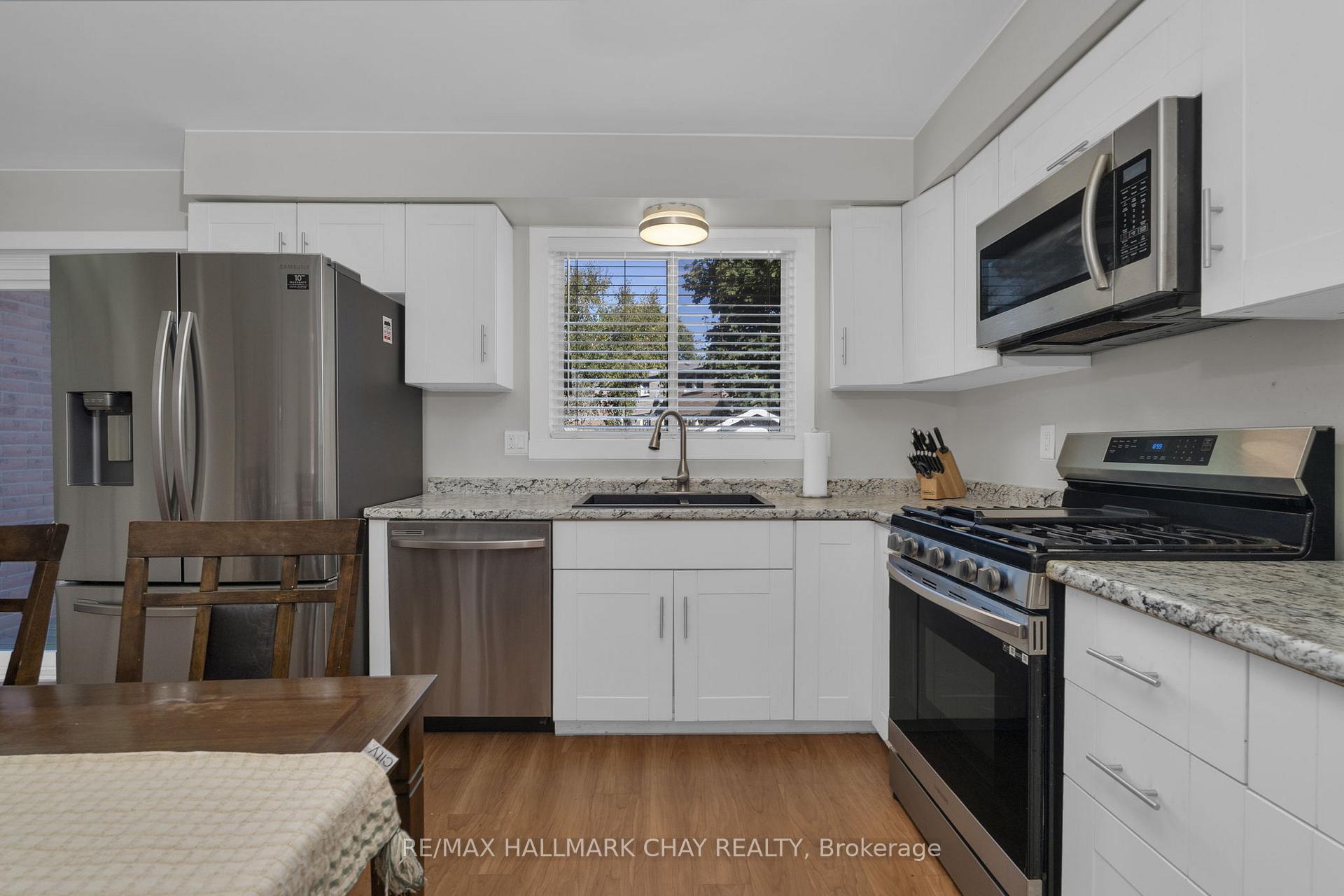 Photo 12 of 24 Mcveigh Drive, Barrie, West Bayfield — HOMEH