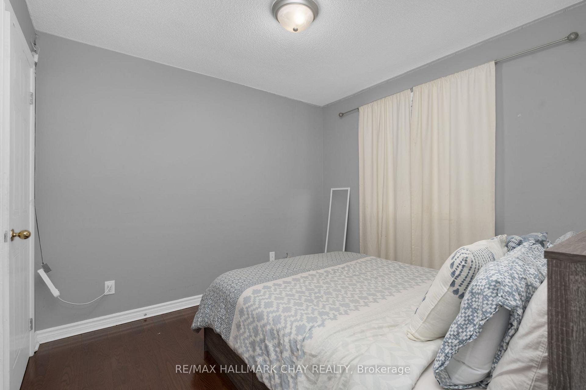 Photo 14 of 24 Mcveigh Drive, Barrie, West Bayfield — HOMEH