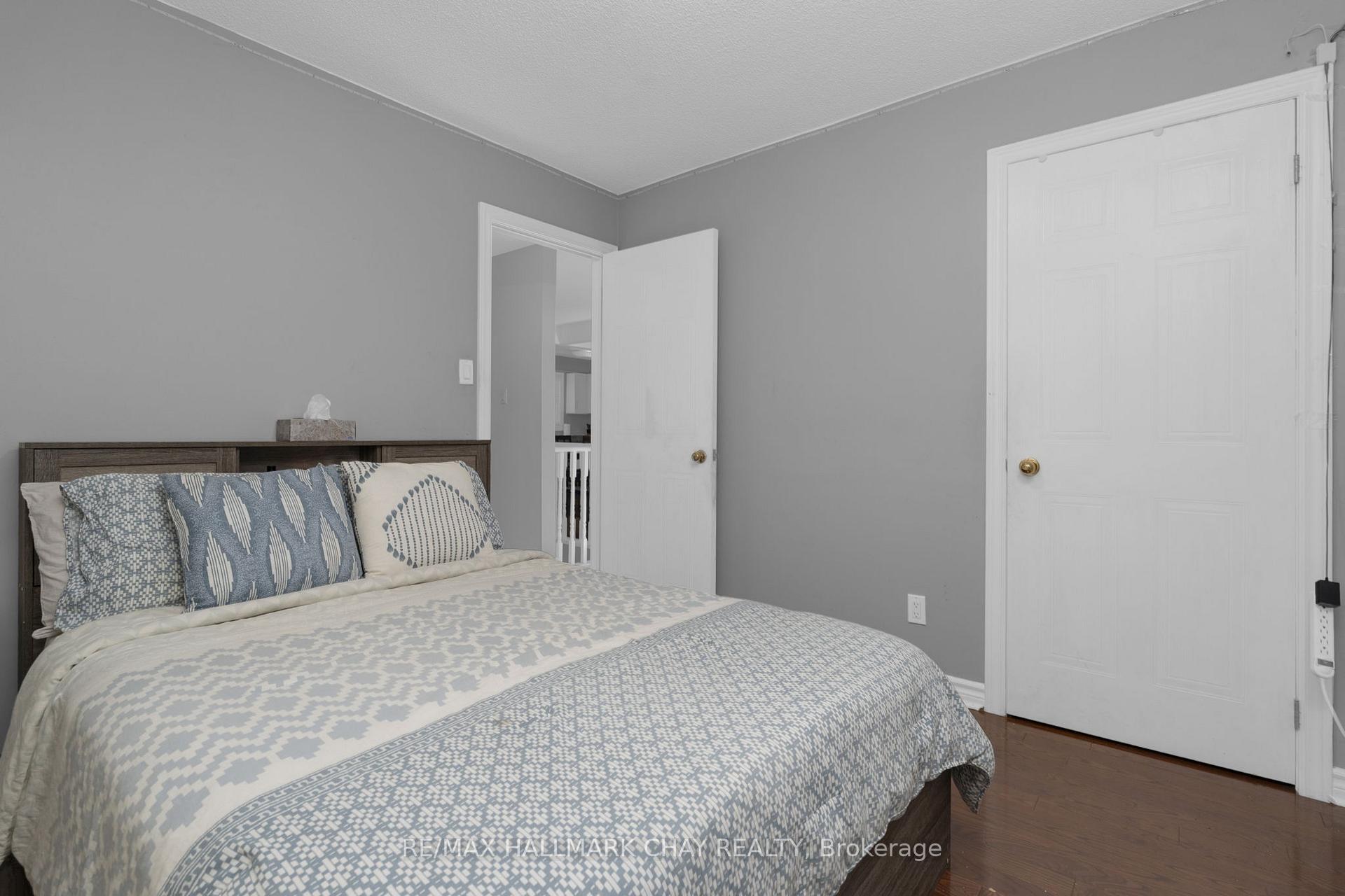 Photo 15 of 24 Mcveigh Drive, Barrie, West Bayfield — HOMEH