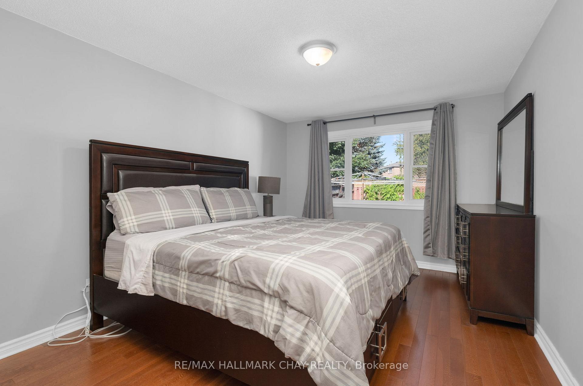 Photo 18 of 24 Mcveigh Drive, Barrie, West Bayfield — HOMEH