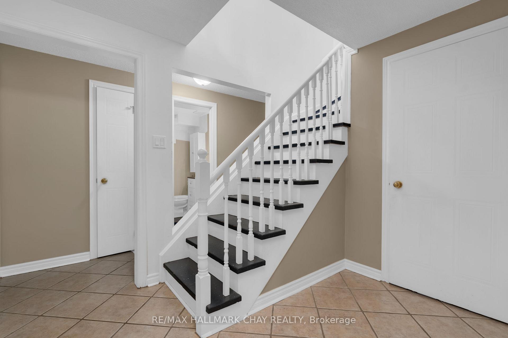 Photo 20 of 24 Mcveigh Drive, Barrie, West Bayfield — HOMEH