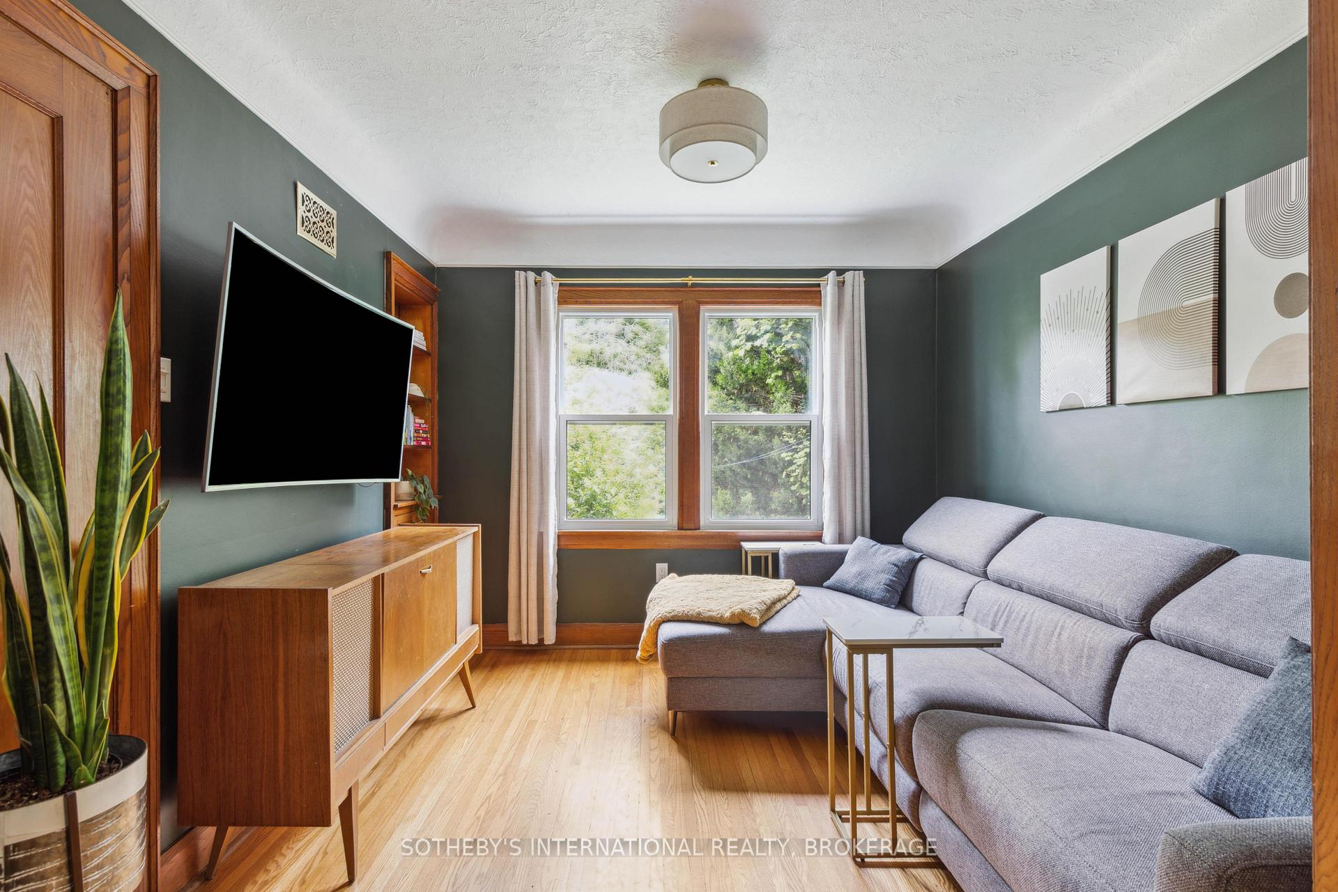 Photo 9 of 16 Thairs Avenue, St. Catharines, Downtown — HOMEH