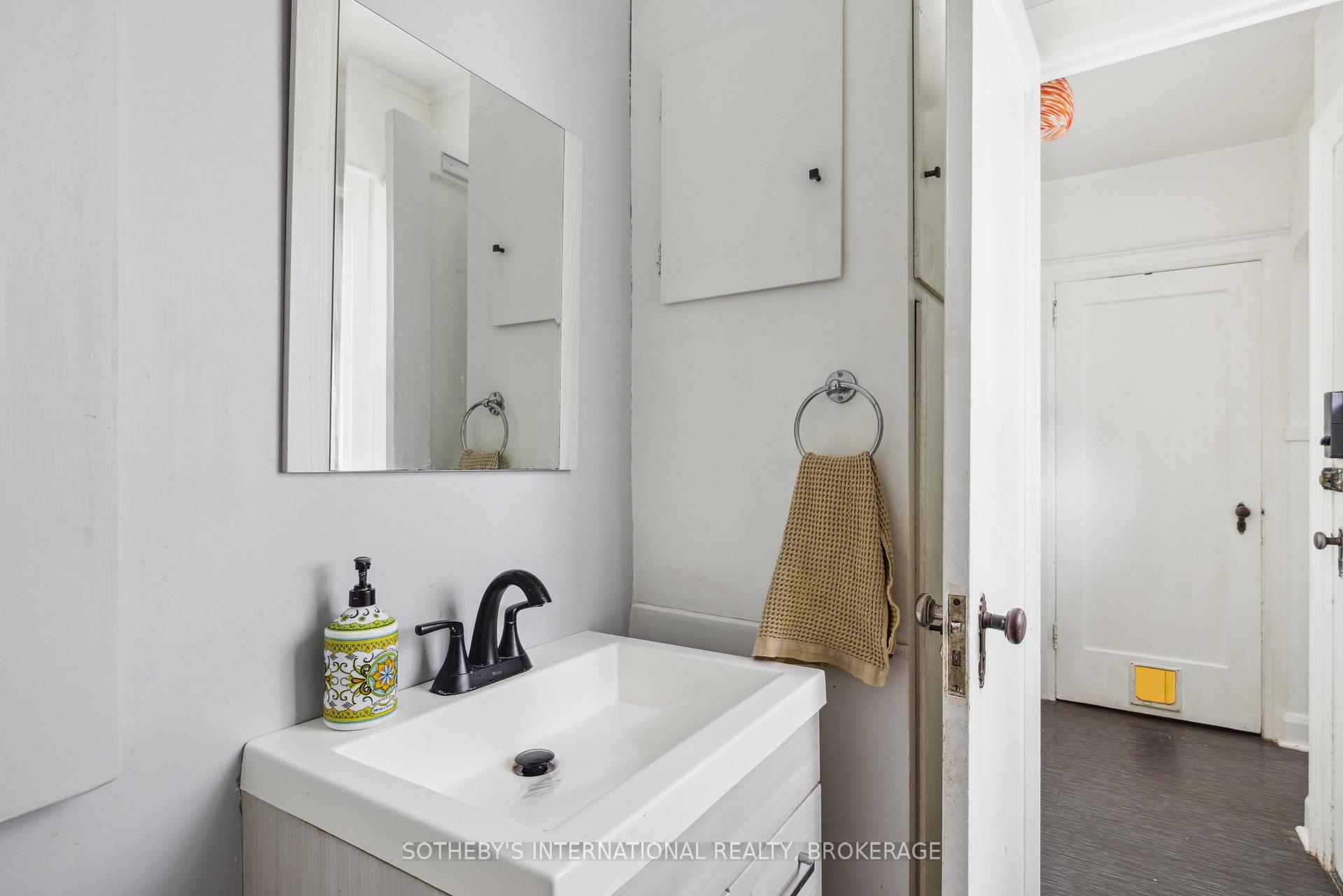Photo 17 of 16 Thairs Avenue, St. Catharines, Downtown — HOMEH