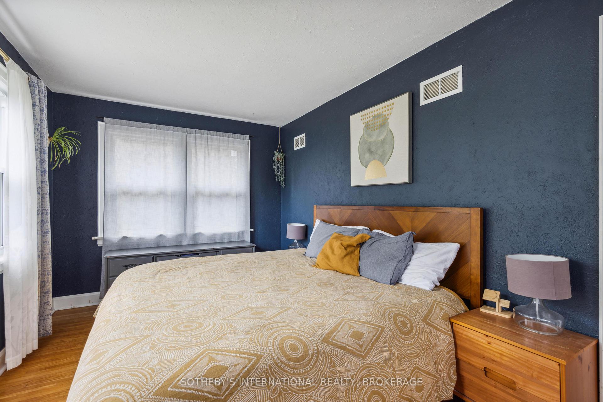 Photo 21 of 16 Thairs Avenue, St. Catharines, Downtown — HOMEH